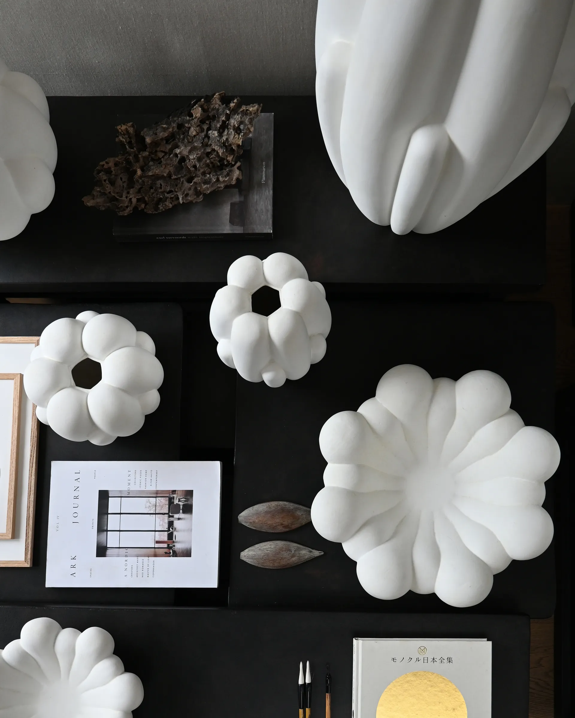 Bloom Tray skål medio Ø28,5 cm, Bone white 101 Copenhagen