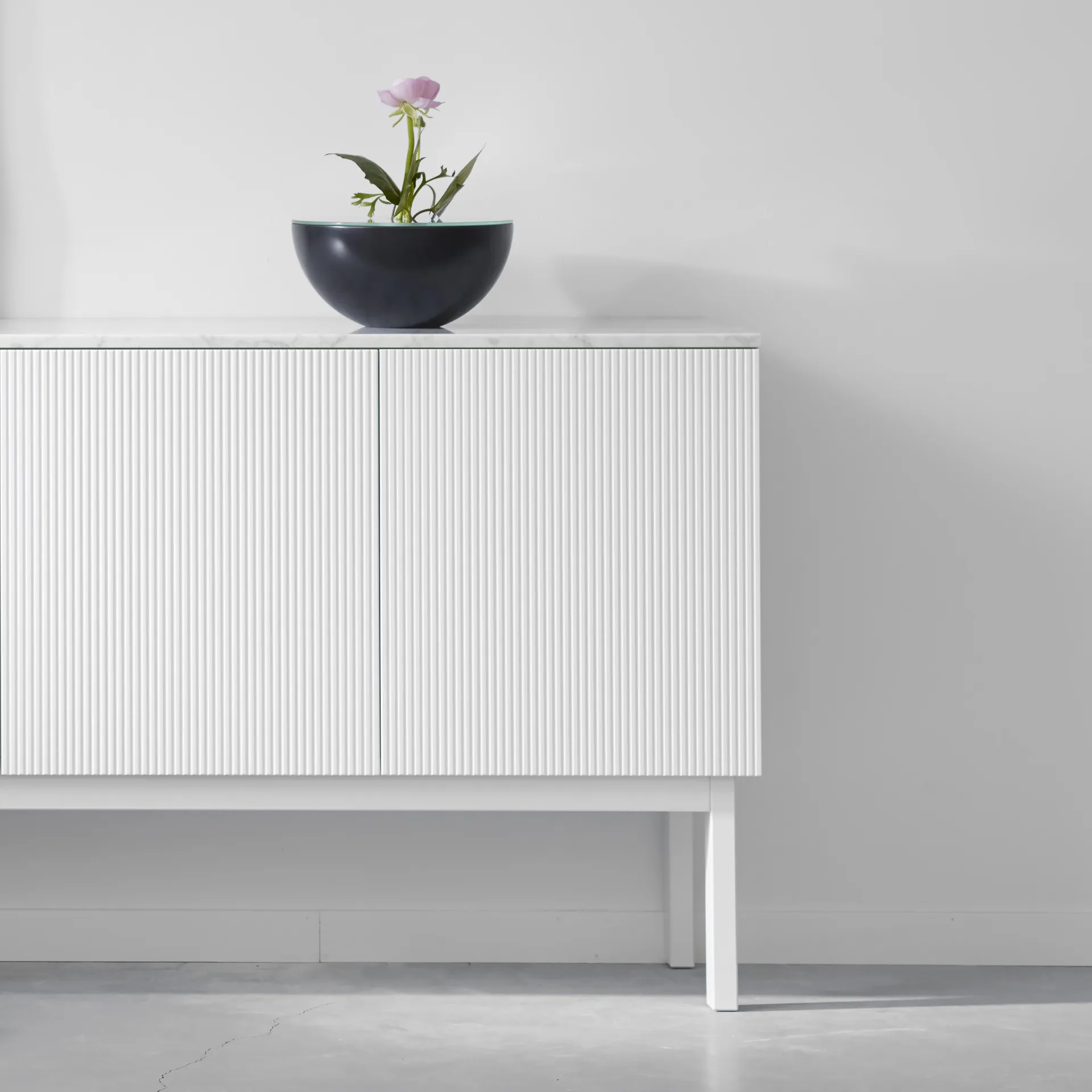 Beam sideboard, vit lack, vitt stativ A2