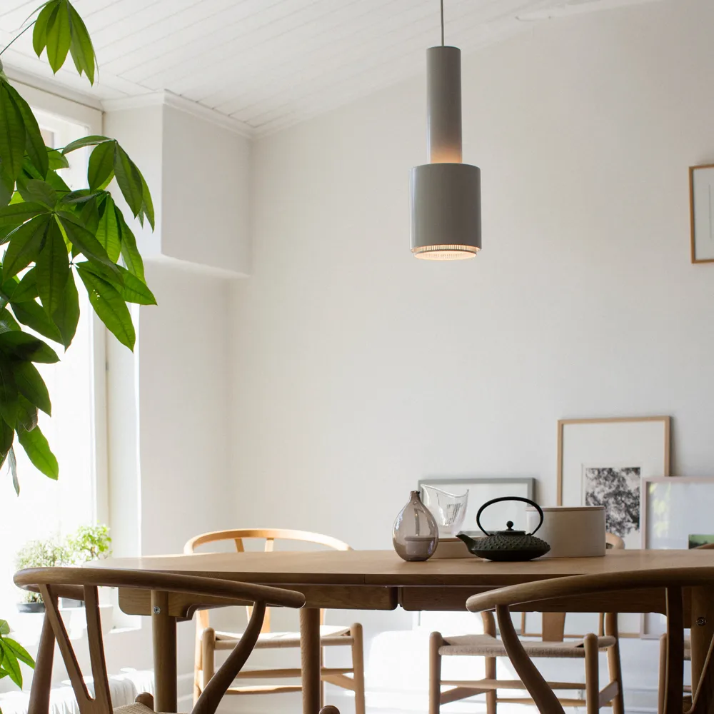 A110 pendel, Svart pulverlackerad-Mässing Artek