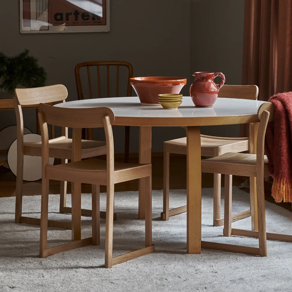 Atelier stol, Klarlackerad bok Artek