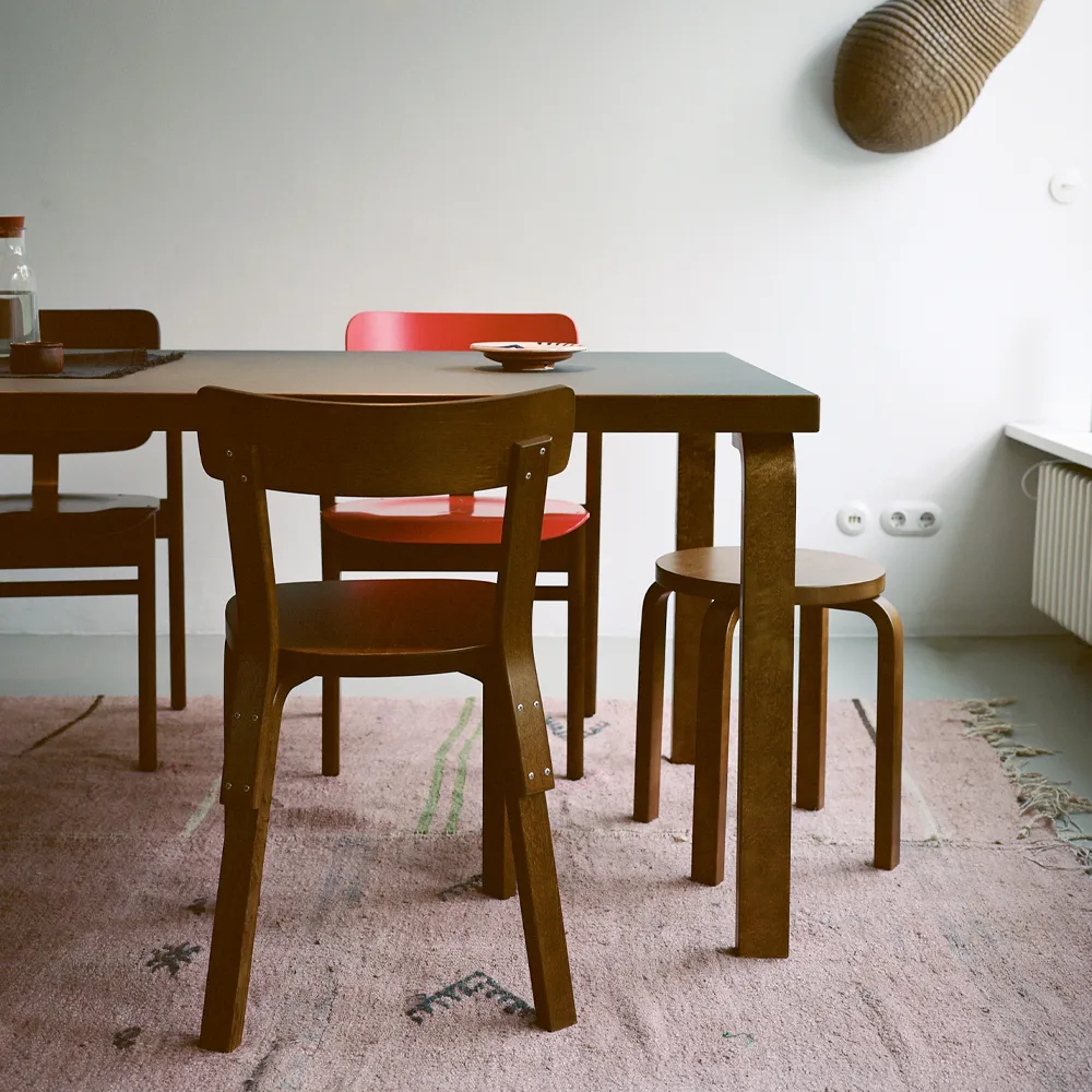 Stool E60 pall 4 st ben, Naturlackerad björk-Grön Artek