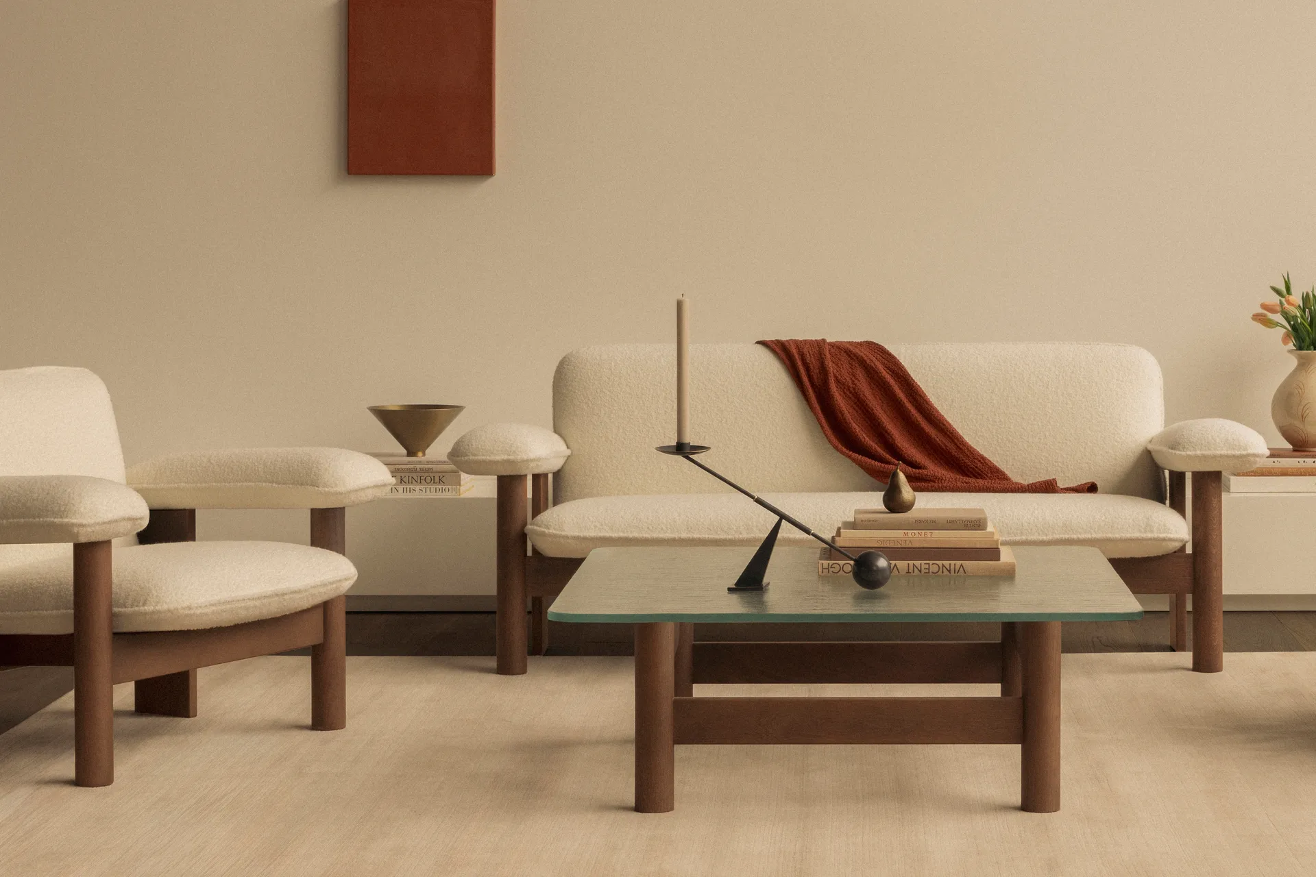 Brasilia soffa 2-sits, Walnut-Nature sheepskin curly Audo Copenhagen