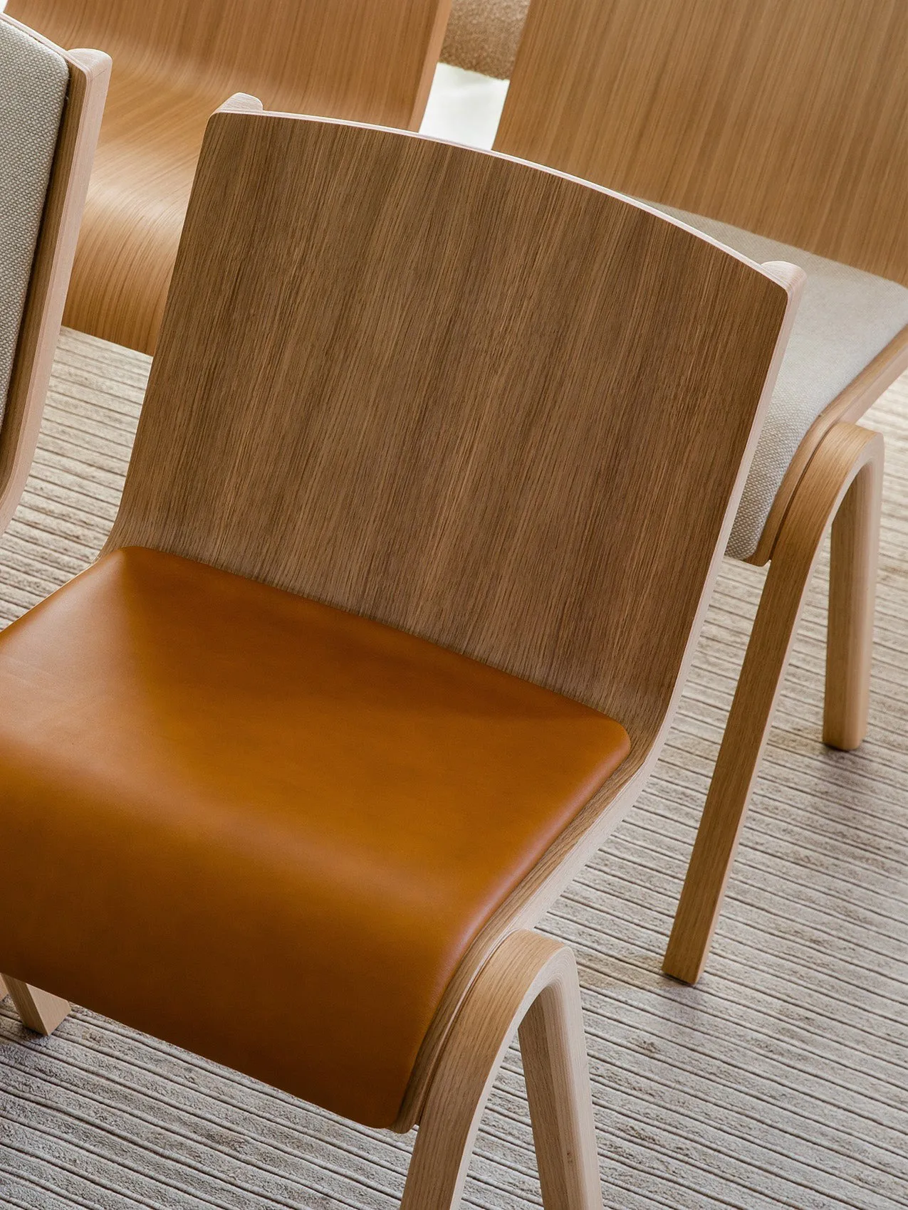 Ready stol klädd sits, Black oak-Baru 0570 Red Audo Copenhagen