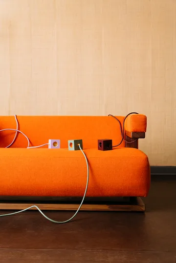 AVOLT x Bauhaus-Archiv Square 1 grenuttag USB-C - Mulberry Red - Avolt