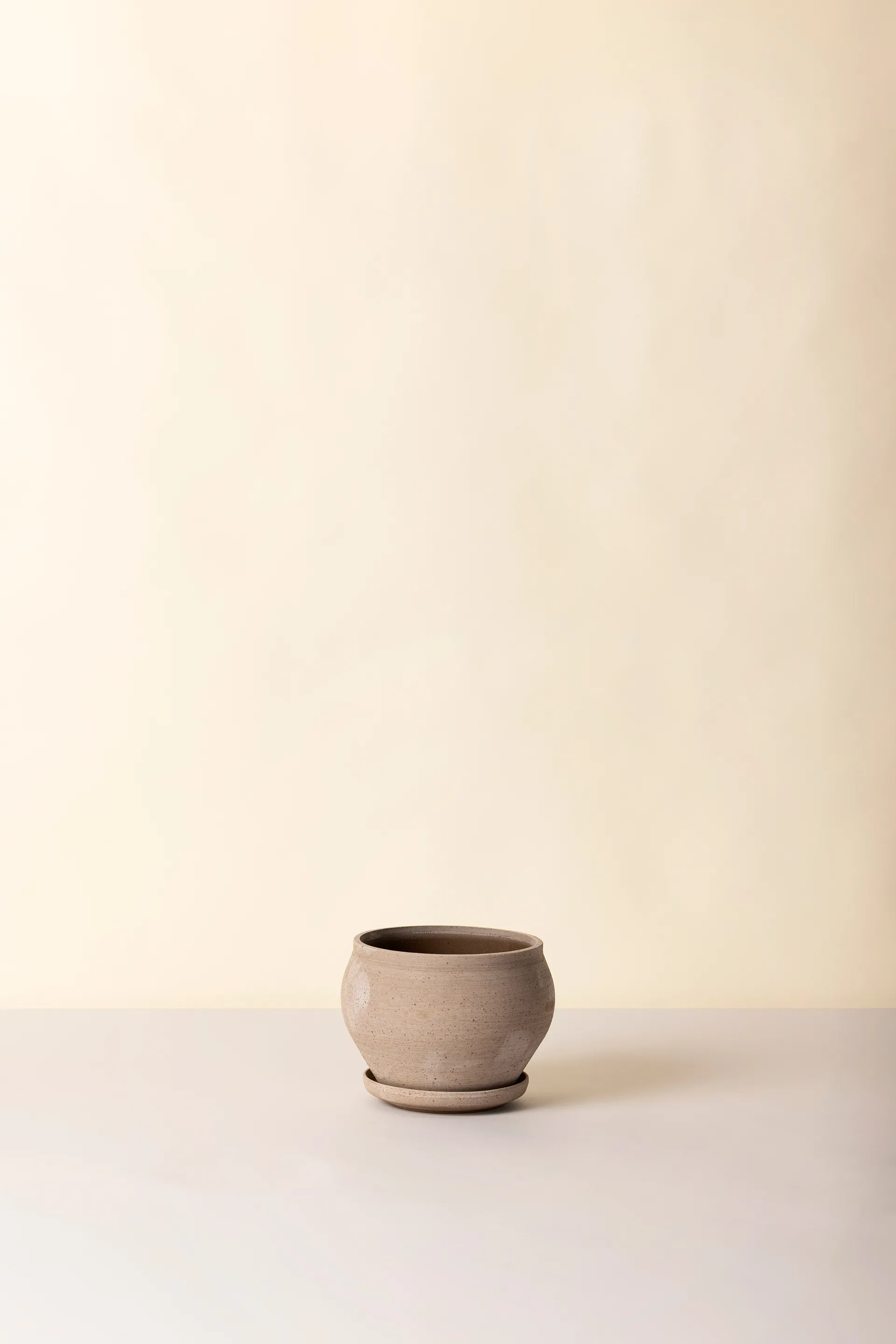 Delphi kruka med fat 2 delar, Grey, Ø24 cm, low Bergs Potter