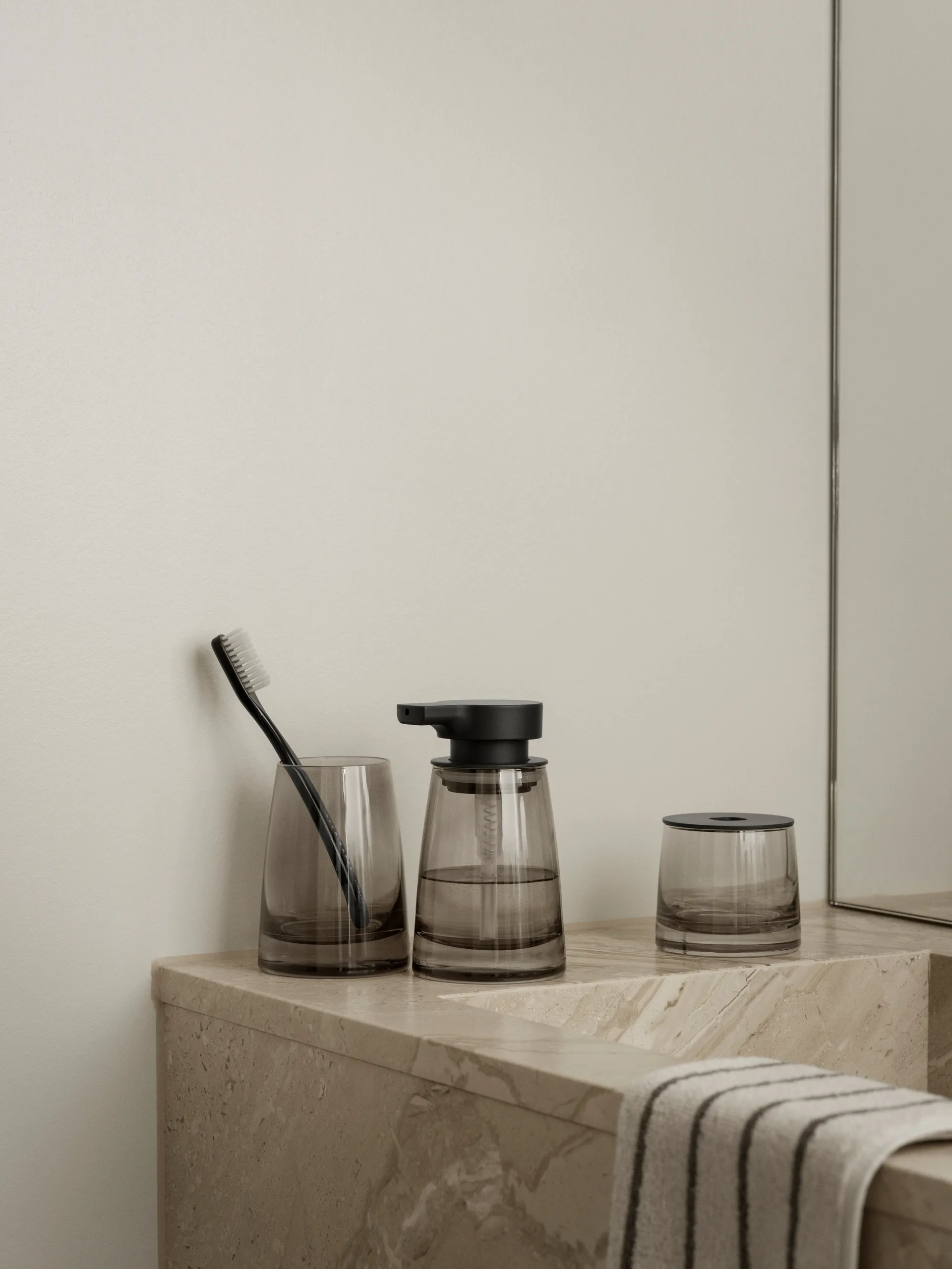Ava tandborstmugg, Black blomus