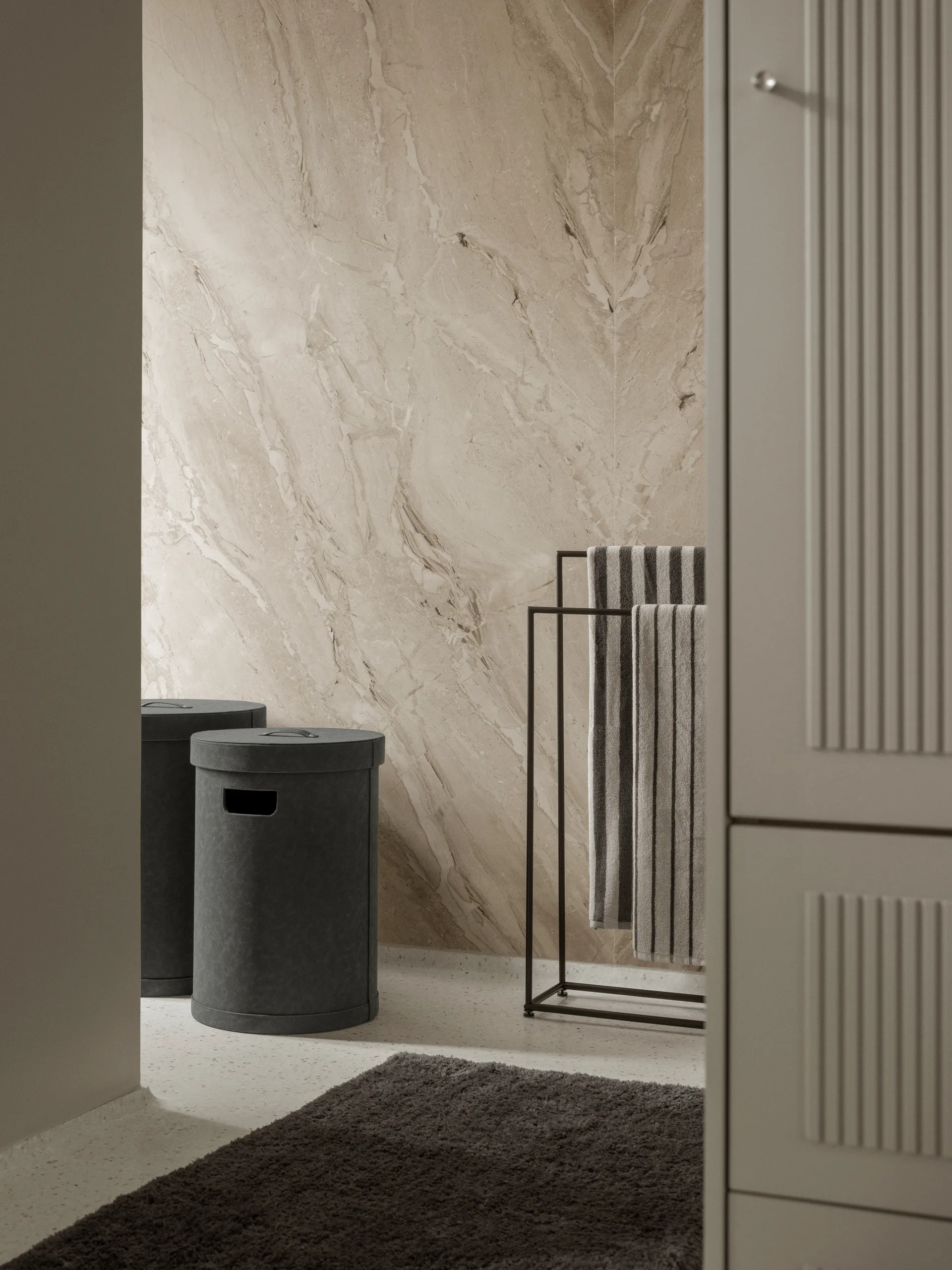 Modo handdukshängare, Black, 86x60x18,5 cm blomus