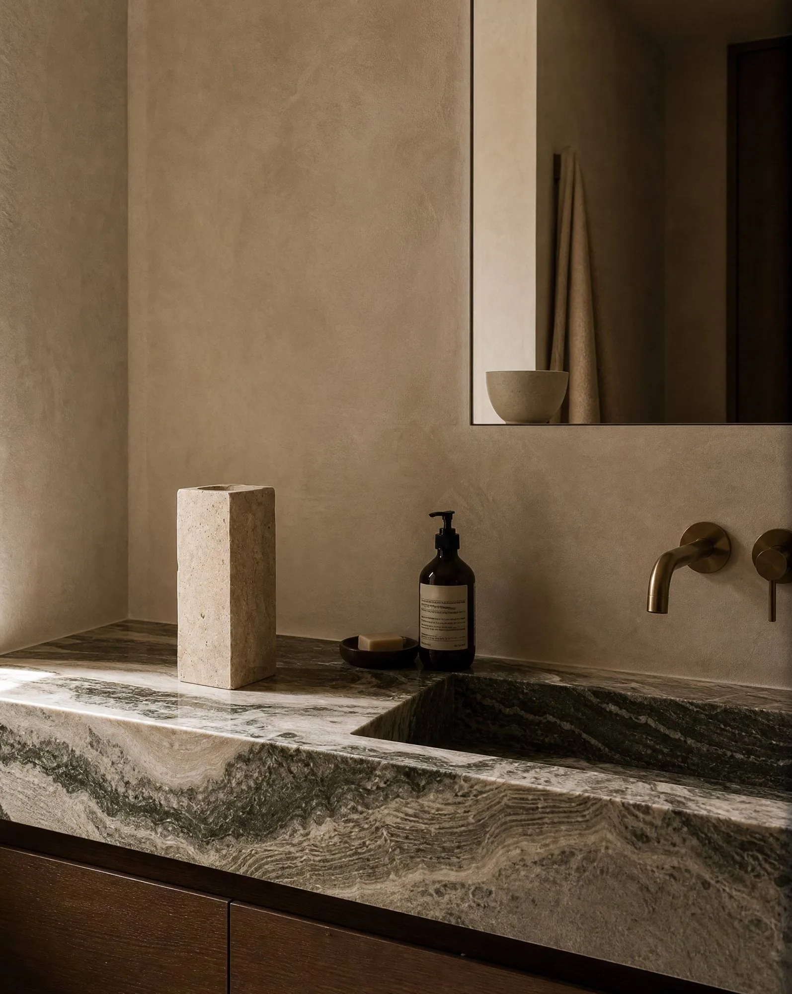 Limestone Edge marmorvas, Medium, 30 cm Botané