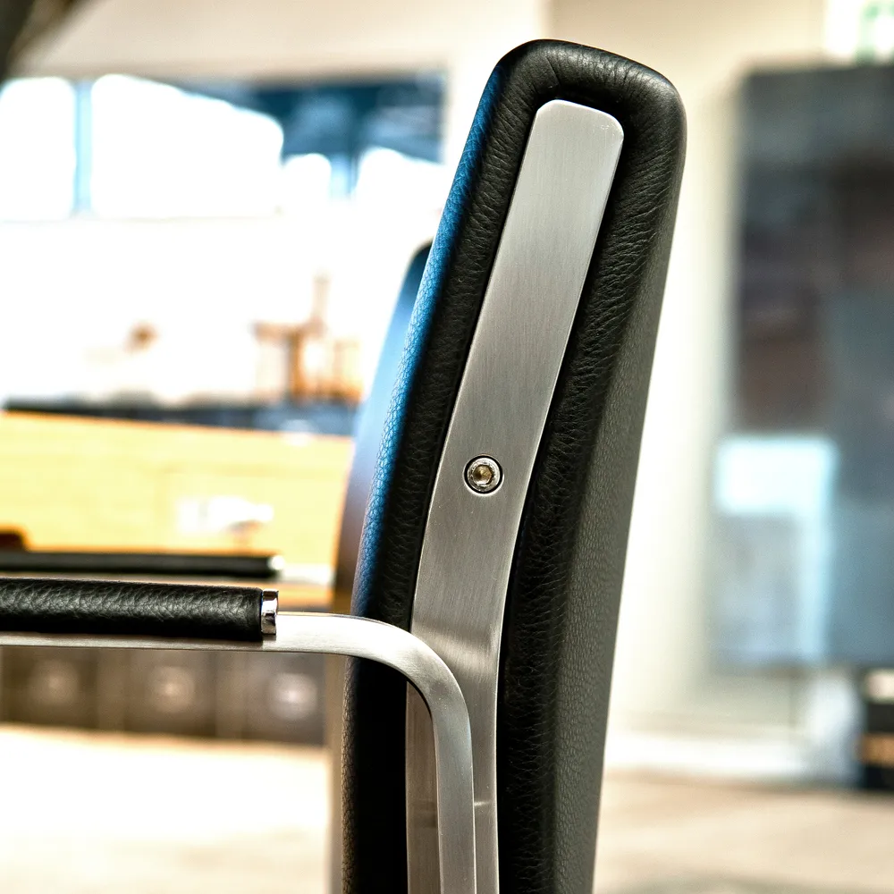 CH111 karmstol, Loke 7150 svart läder-rostfritt stativ Carl Hansen & Søn