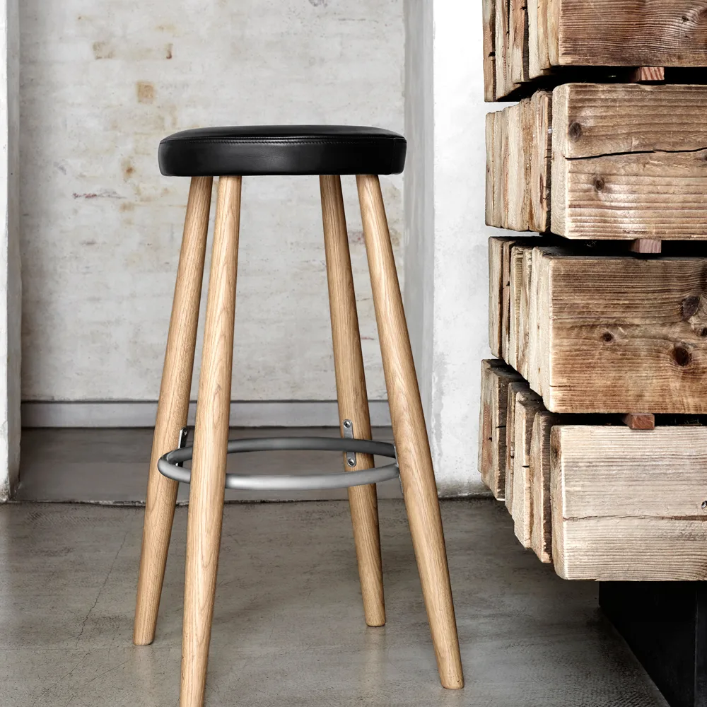 CH56 barpall hög, Svart läder-oljat ekstativ Carl Hansen & Søn