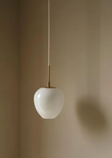 MT221 Tulip-lampan - Opalglas-mässing, Ø17 cm - Carl Hansen & Søn