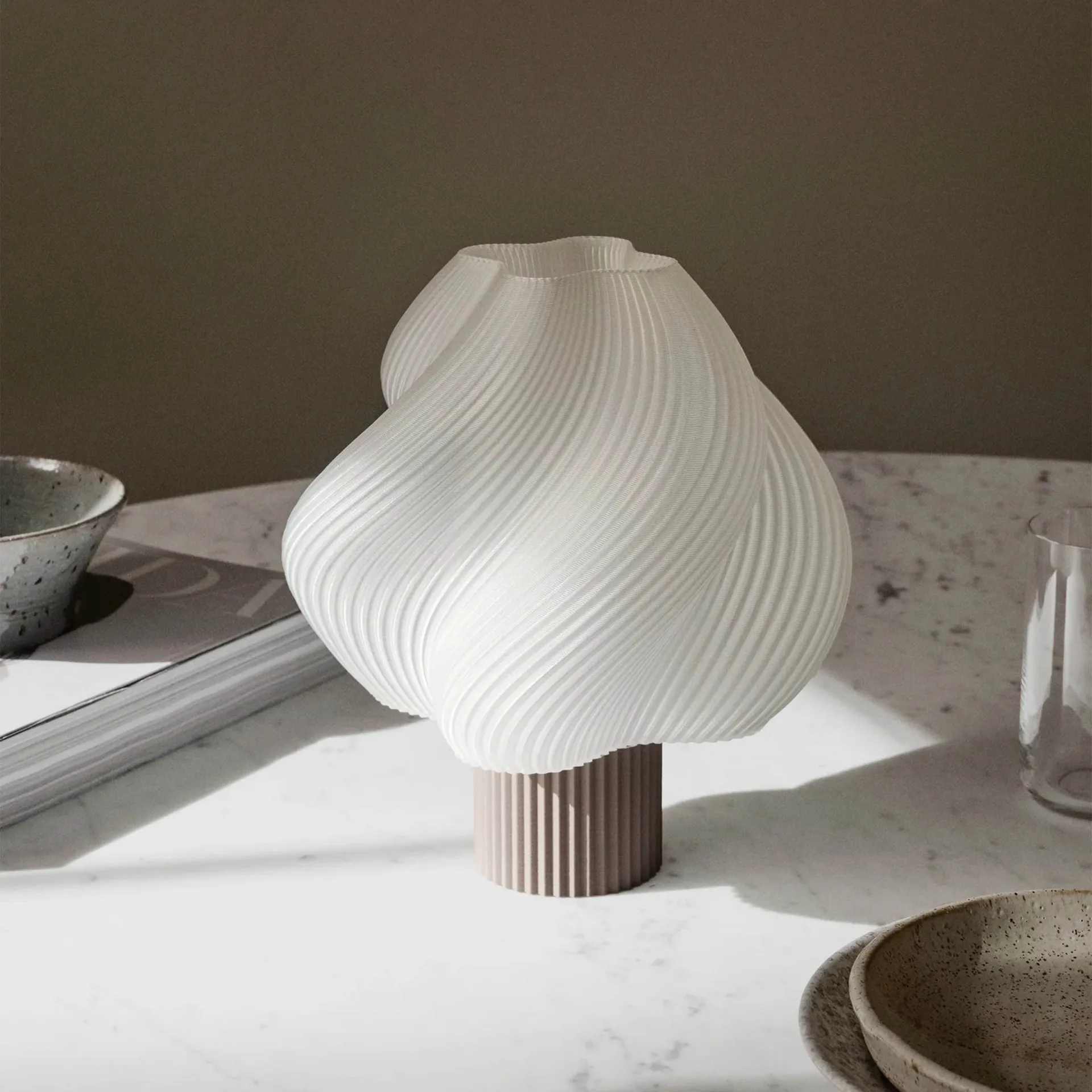Soft Serve portabel bordslampa, Mocha, 23 cm Crème Atelier