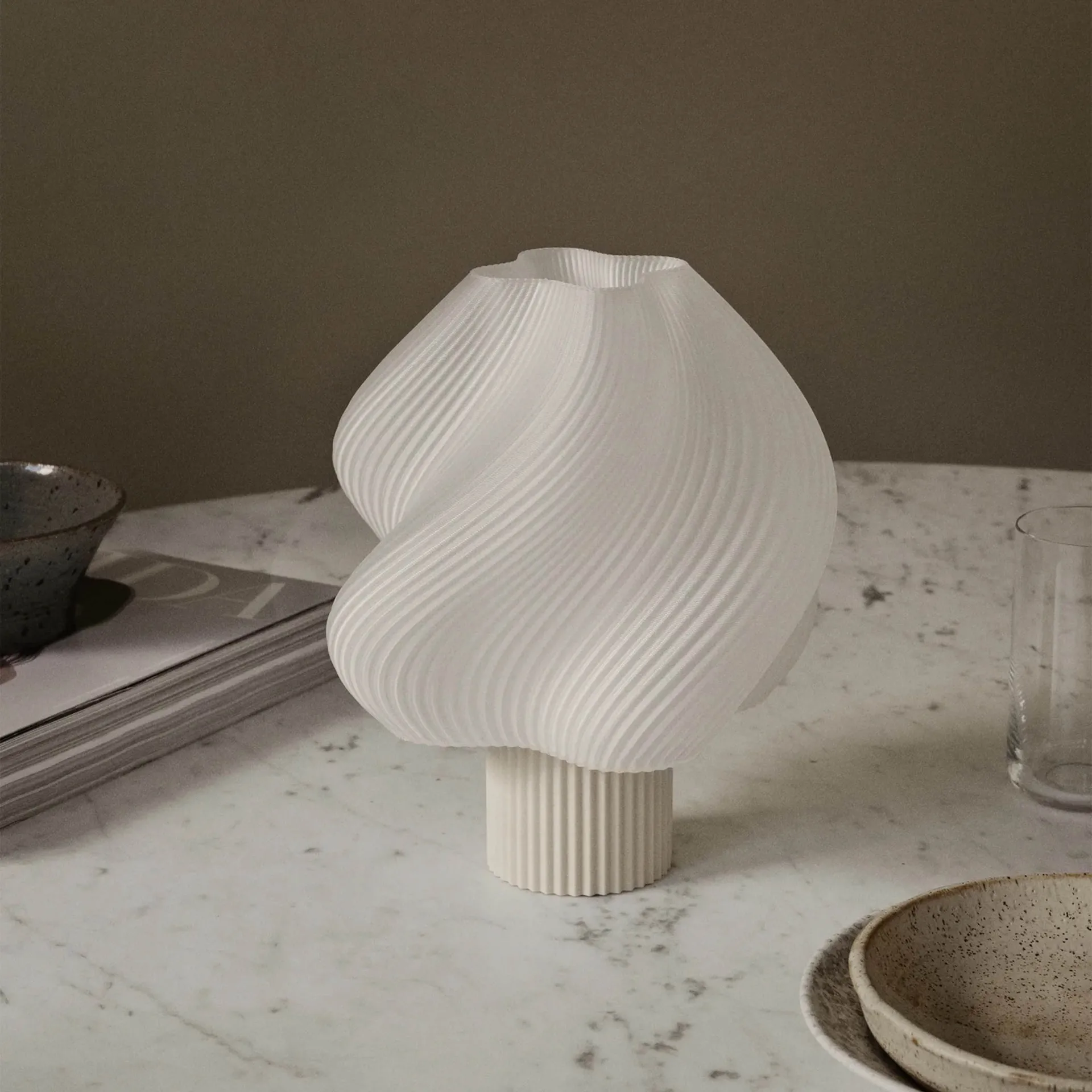 Soft Serve portabel bordslampa, Vanilla bean, 23 cm Crème Atelier