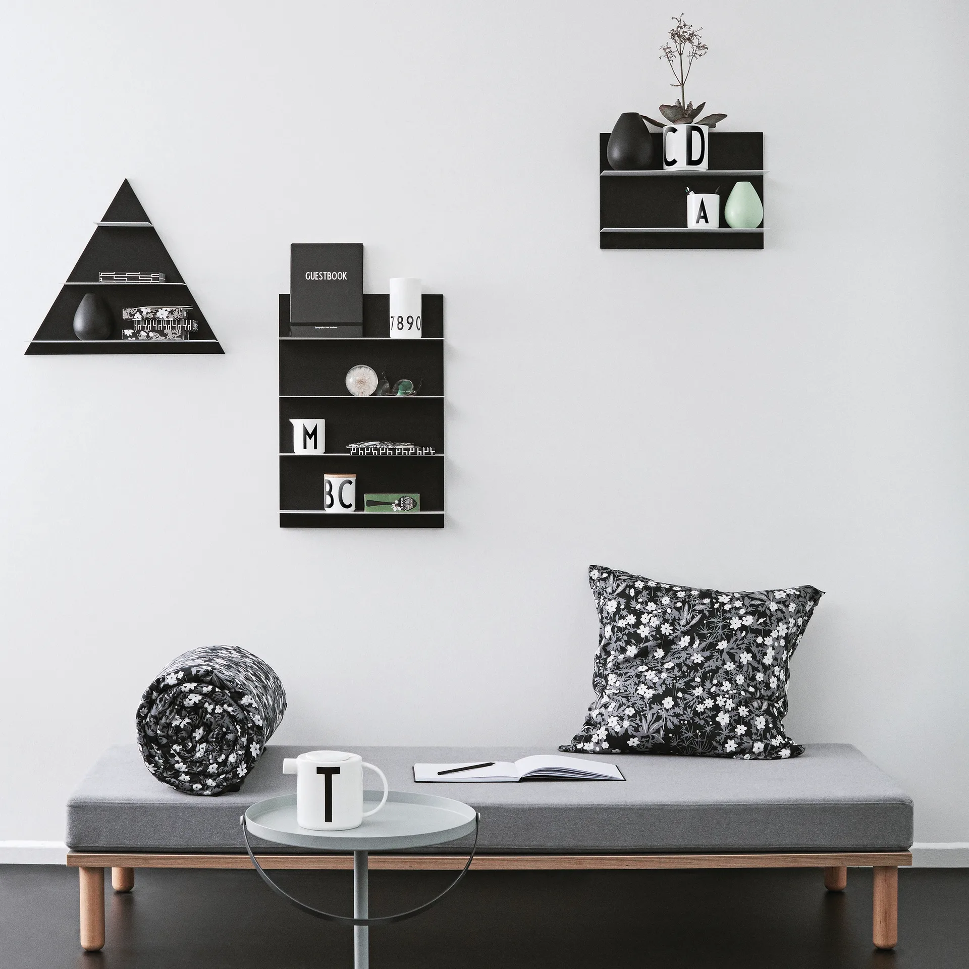 Design Letters hylla Triangle, svart Design Letters