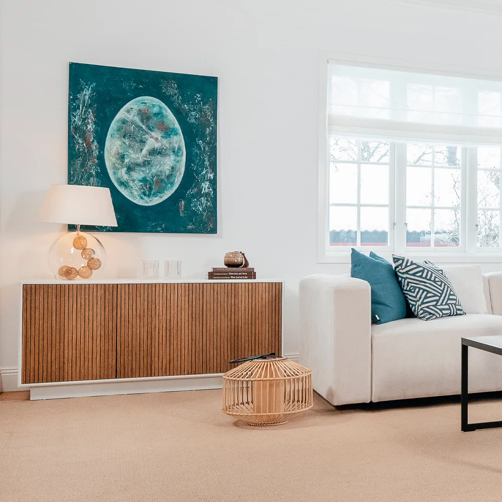 Line skänk, walnut/white, 3dörrar+2hyllor, kromben Englesson