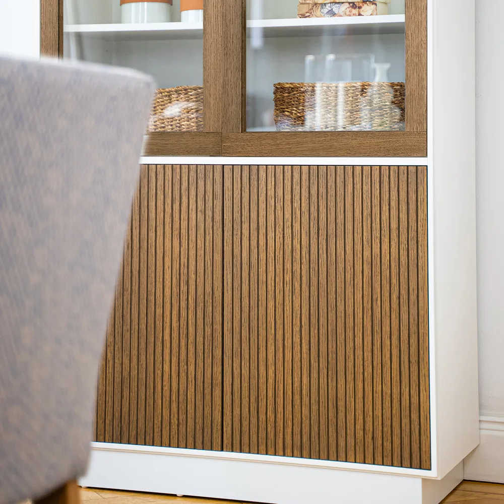 Line vitrinskåp, walnut/black, 2+2dörrar+3+1hyllor, sockel Englesson