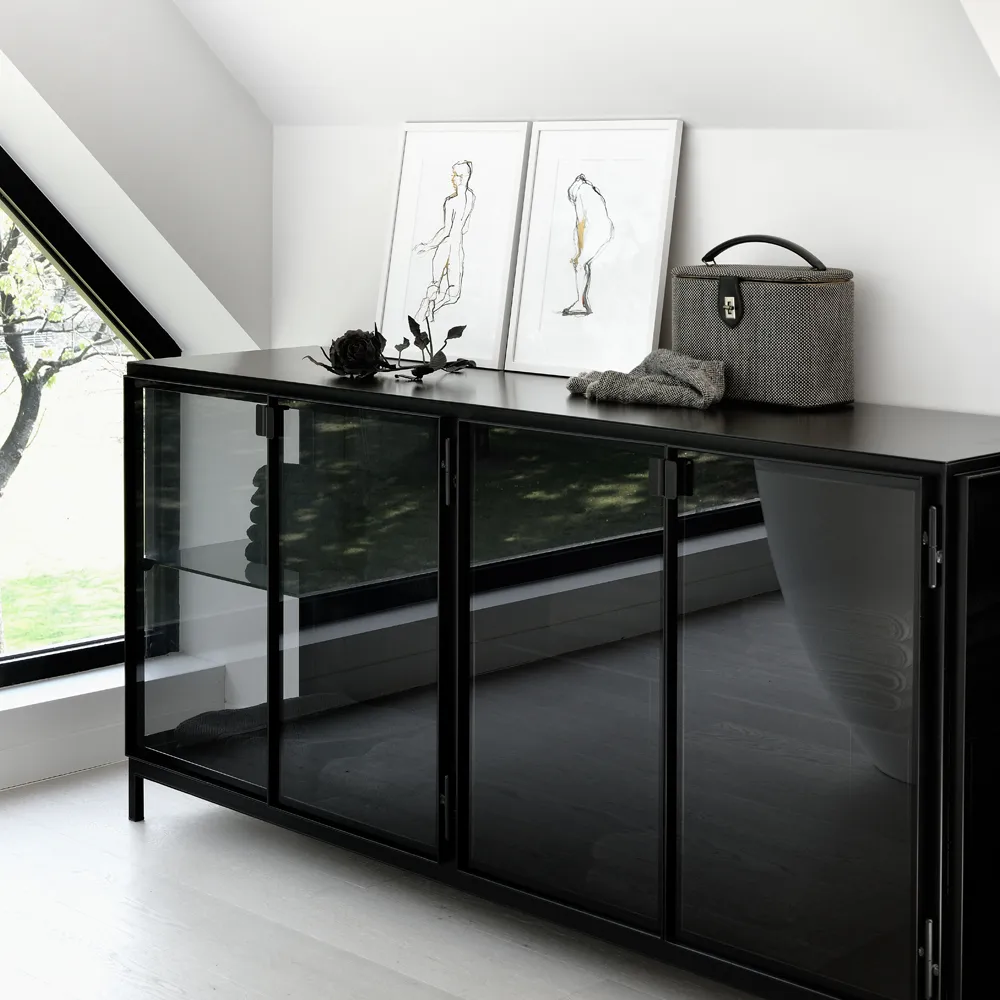Anders sideboard, Svart 2 glasdörrar metall Ethnicraft