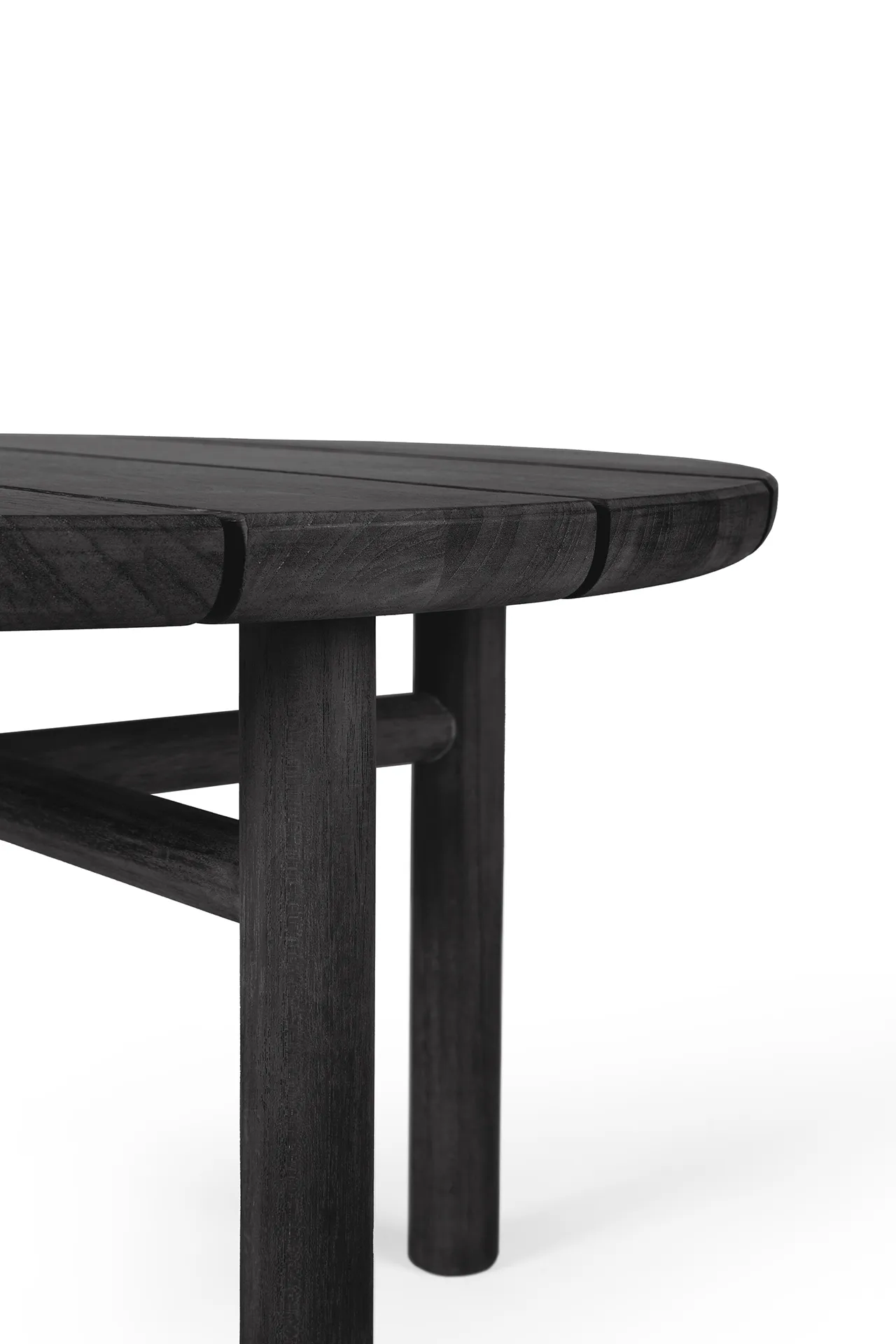 Quatro outdoor soffbord svartbetsad teak, Ø59 cm Ethnicraft