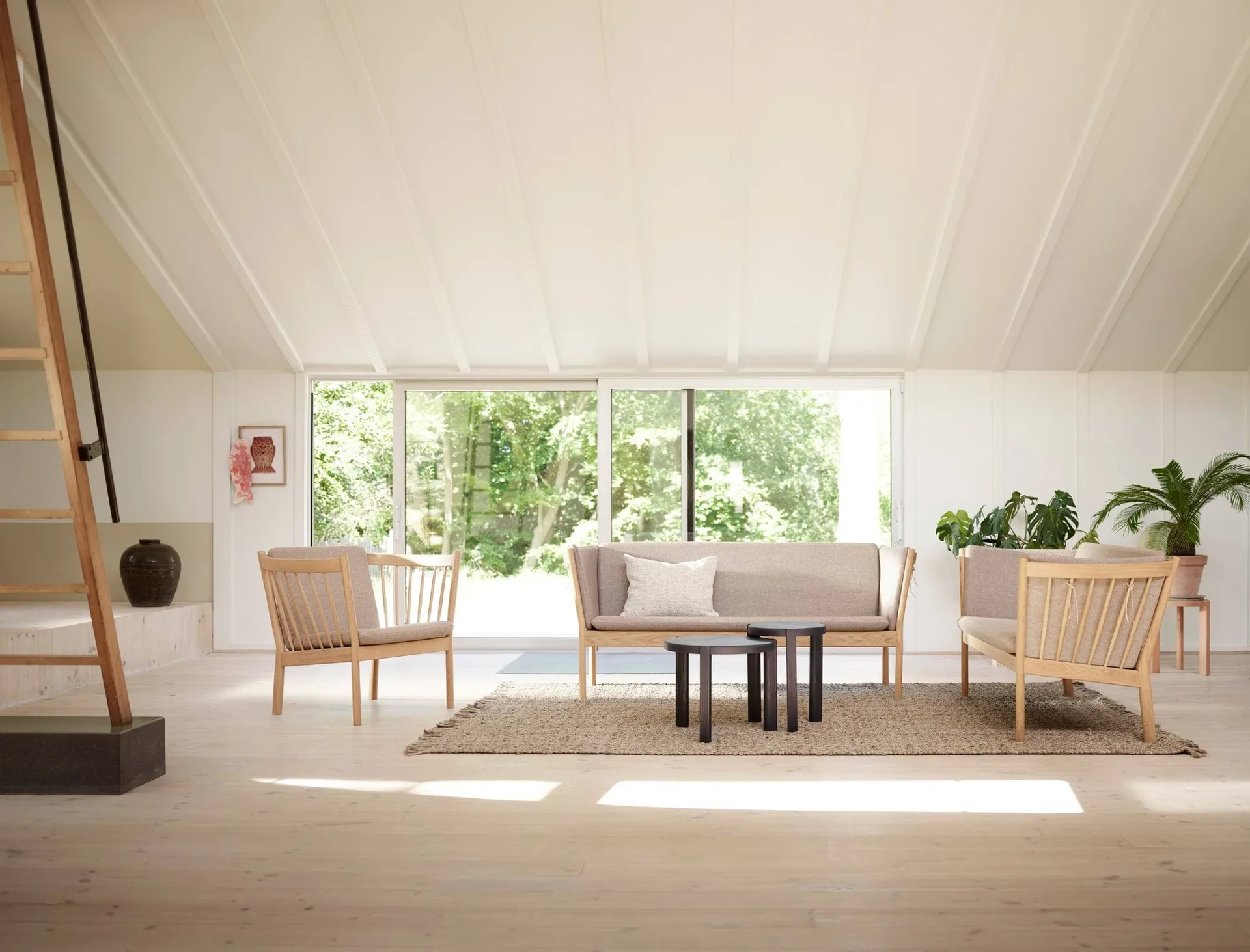 J149 soffa, Tyg röd-lackerad ek, 3-sits FDB Møbler