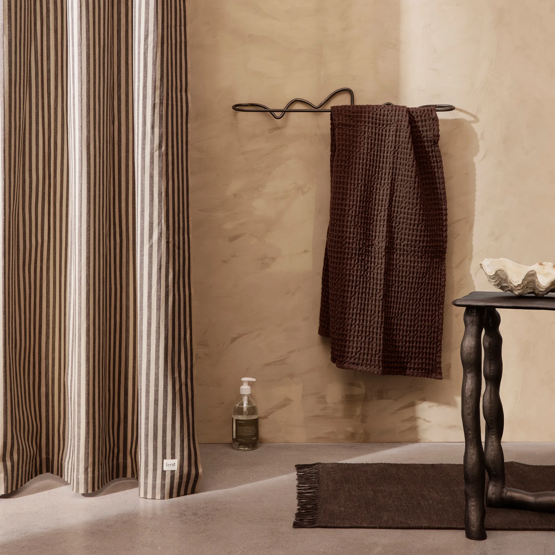 Chambray duschdraperi, Sand-black Ferm Living
