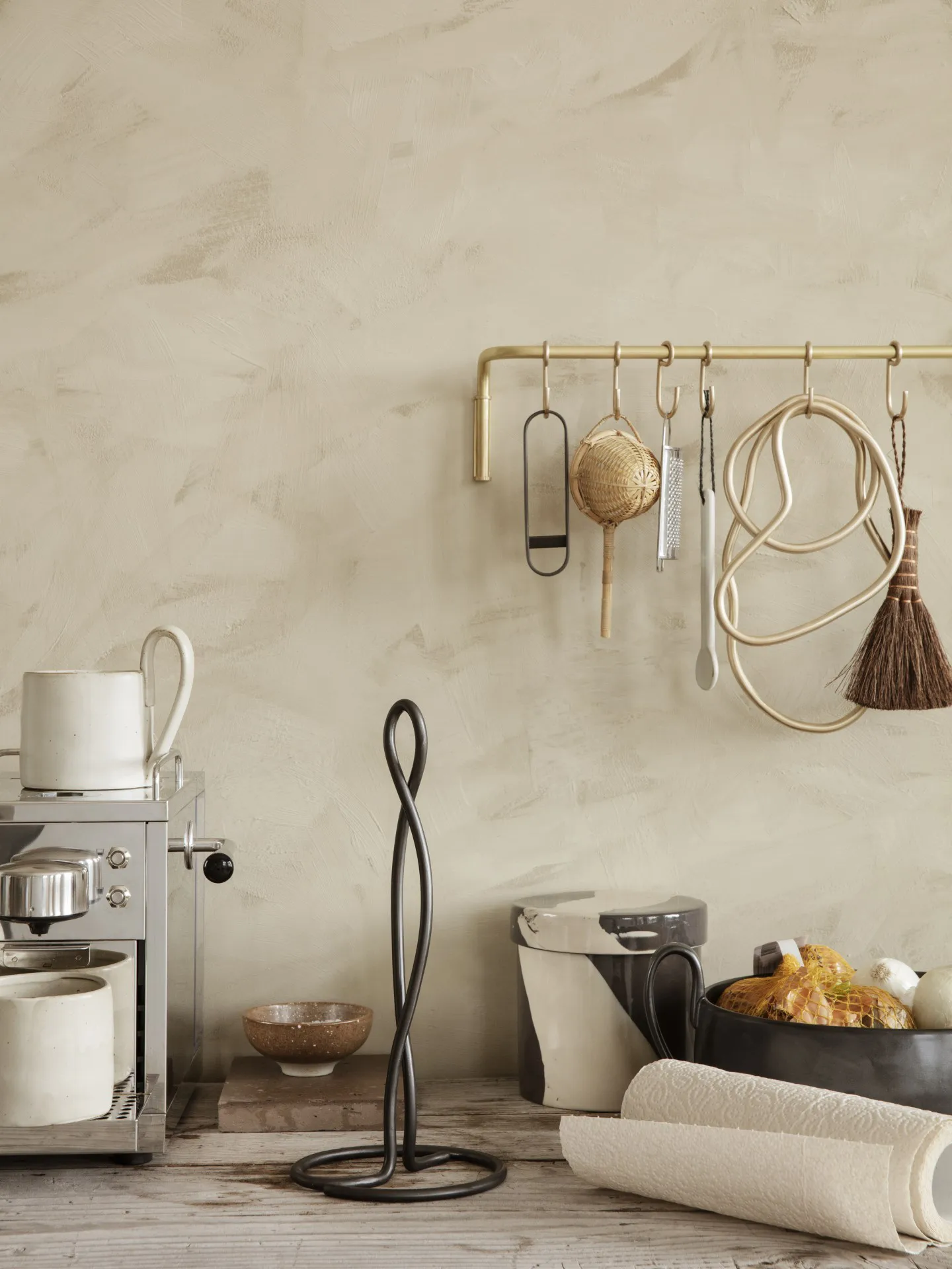 Curvature hushållspappershållare, Svart mässing Ferm Living