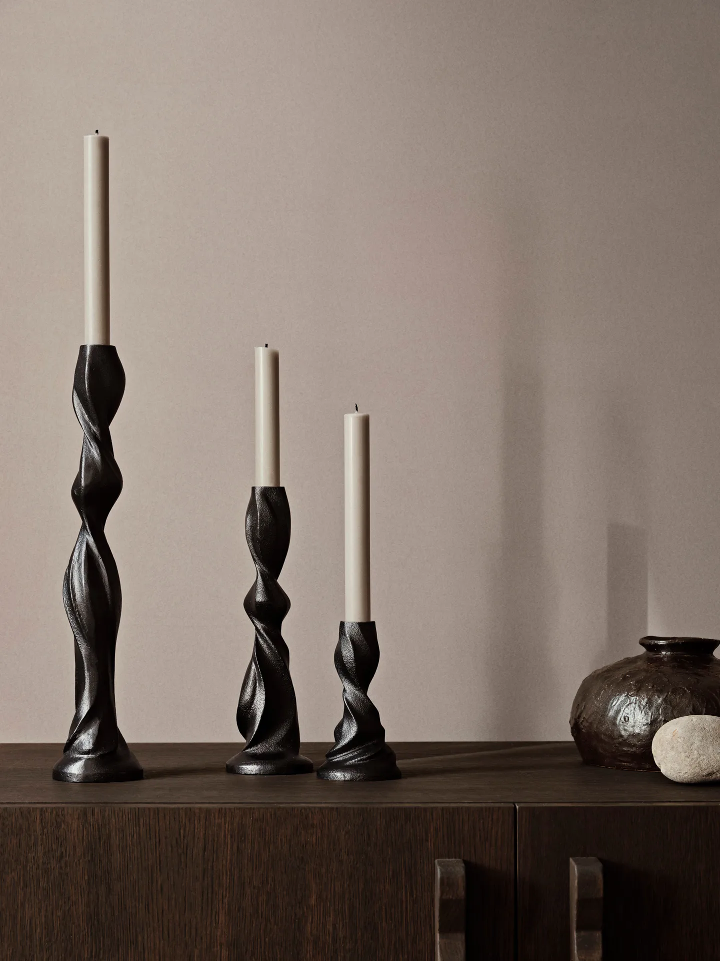Gale ljusstake 25 cm, Blackened Aluminium Ferm Living