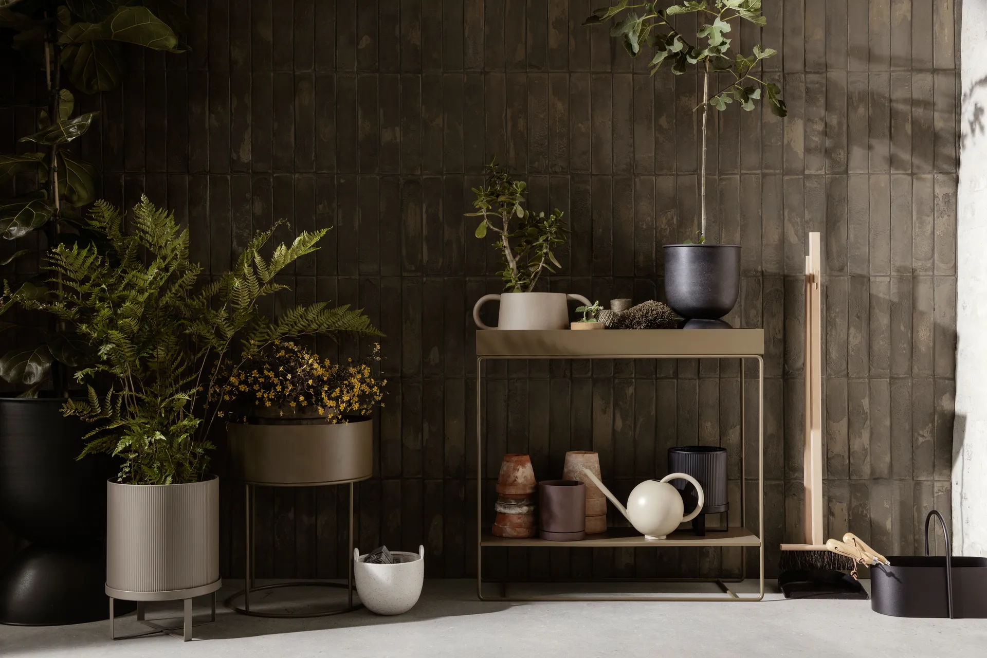 Hourglass kruka extra small Ø21 cm, Svart-mörkgrå Ferm Living
