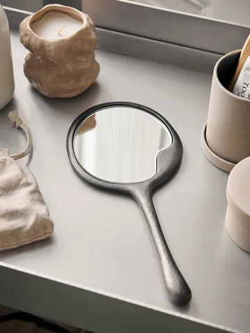 Lava handspegel - Blackened Aluminium - Ferm Living