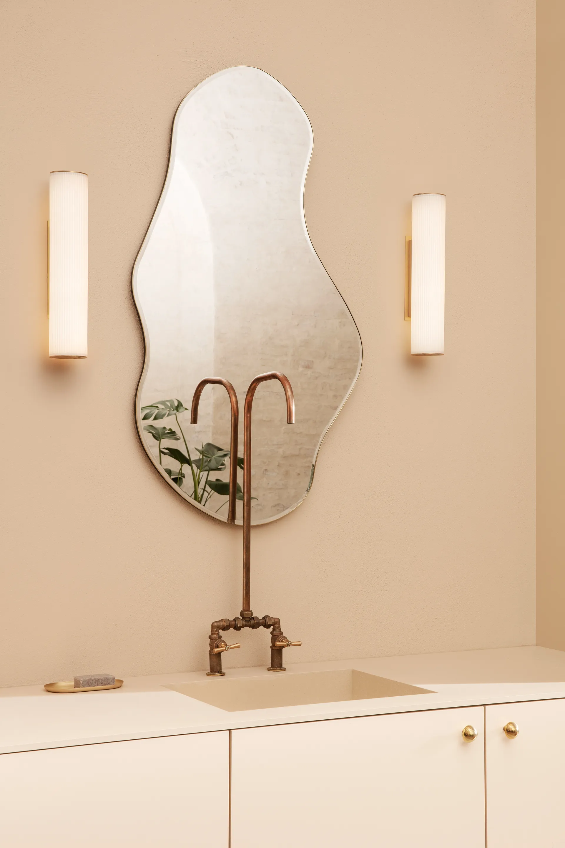Pond spegel large, Dark chrome Ferm Living