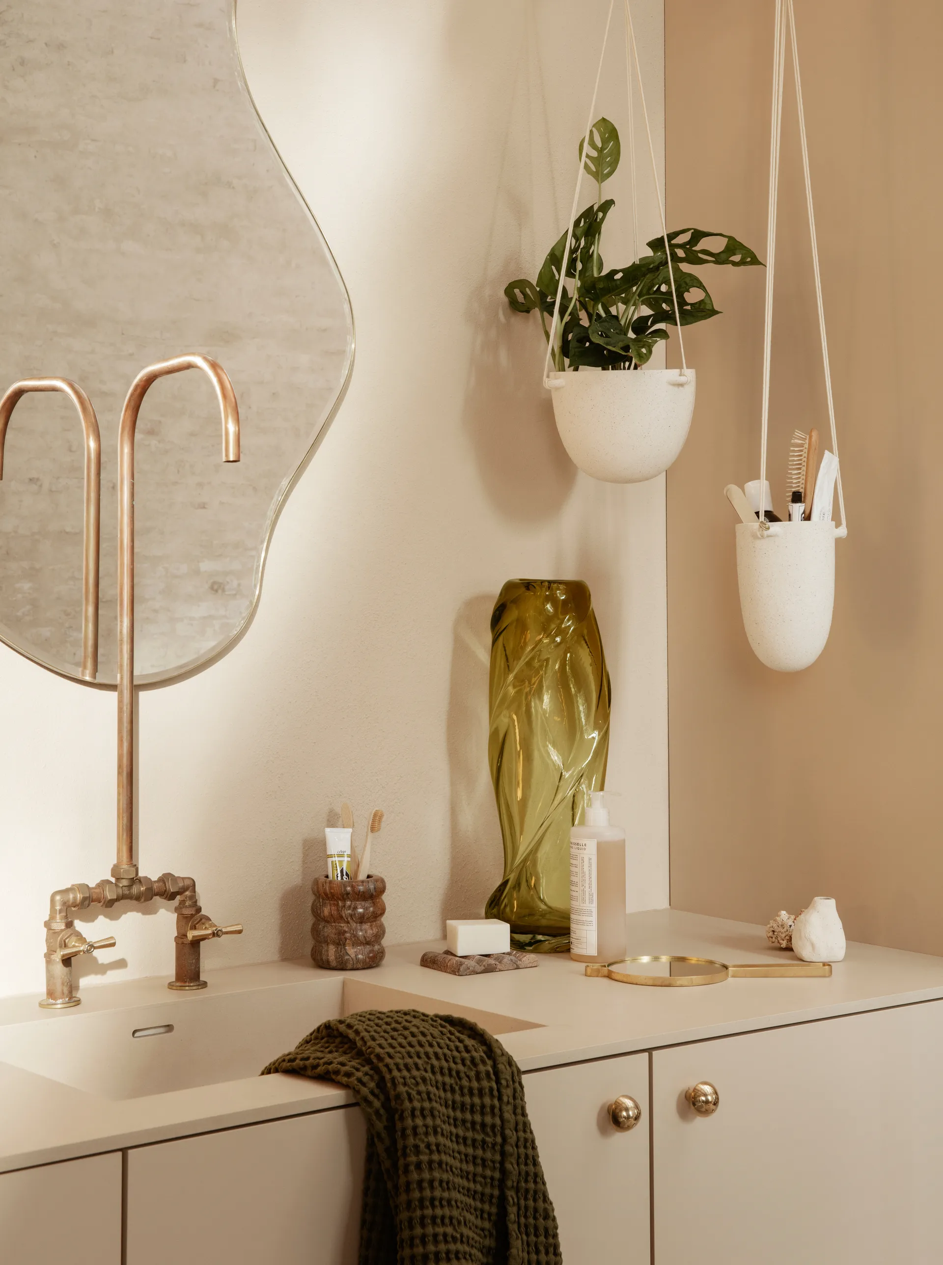 Pond spegel large, Mässing Ferm Living