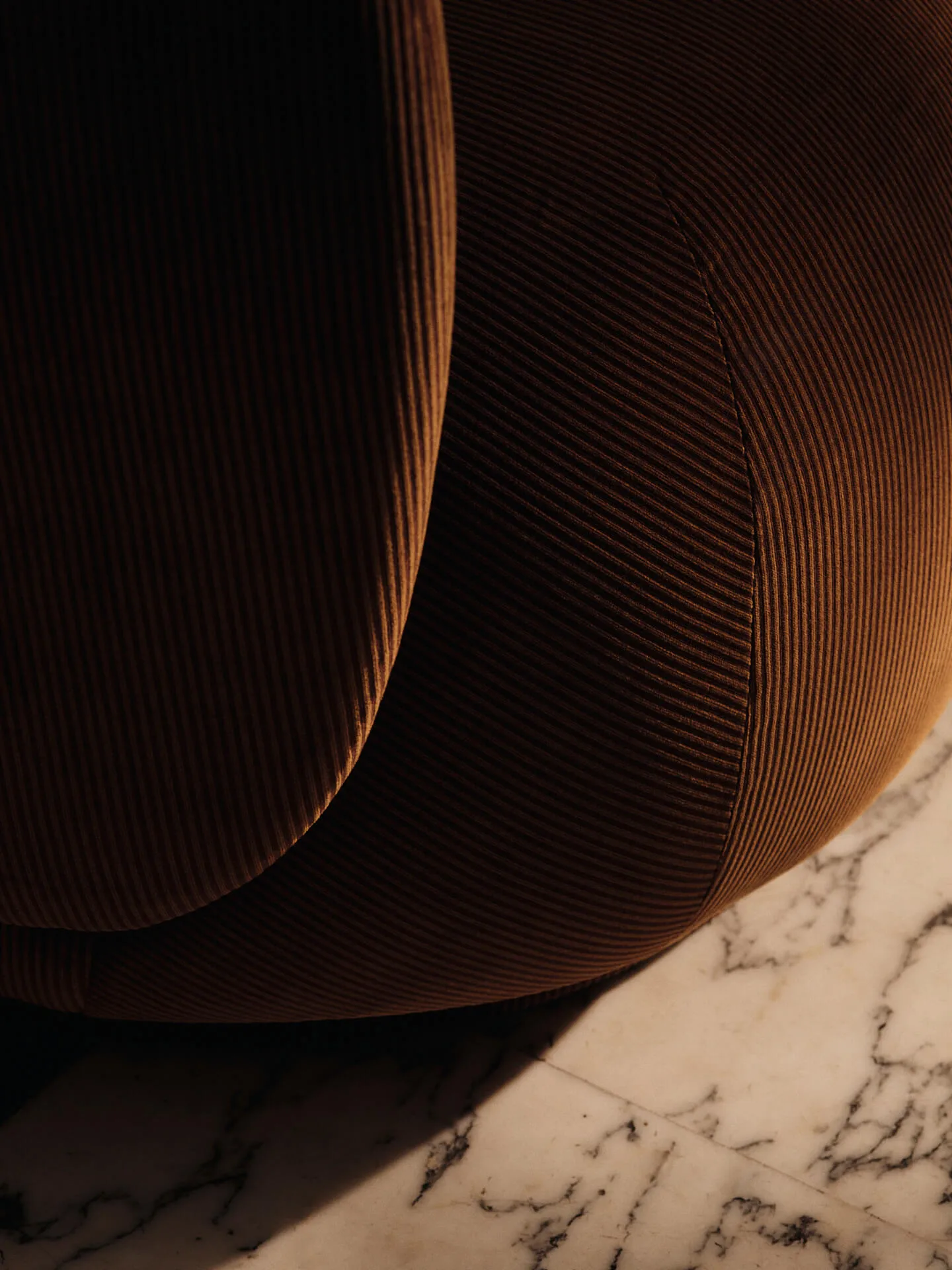 Rico lounge chair fåtölj, Devoré velvet-Rust Ferm Living