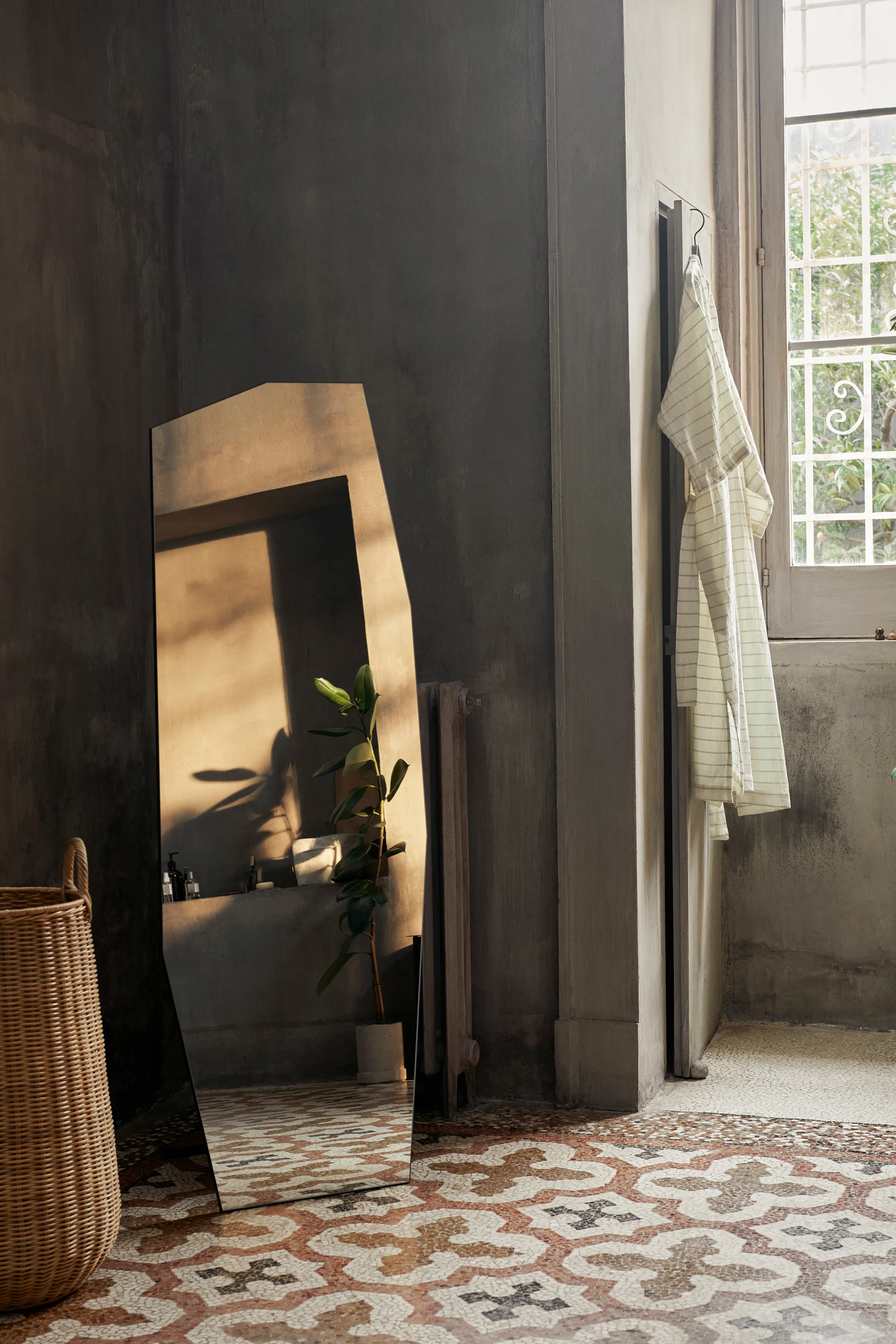Shard golvspegel 57,8x165 cm, Black Ferm Living