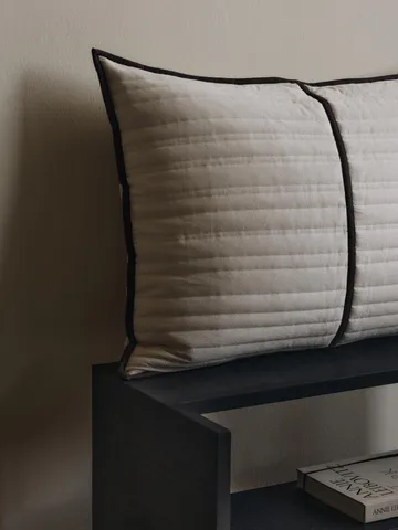 Vari quiltad kudde 60x80 cm - Natural-dark chocolate - Ferm Living
