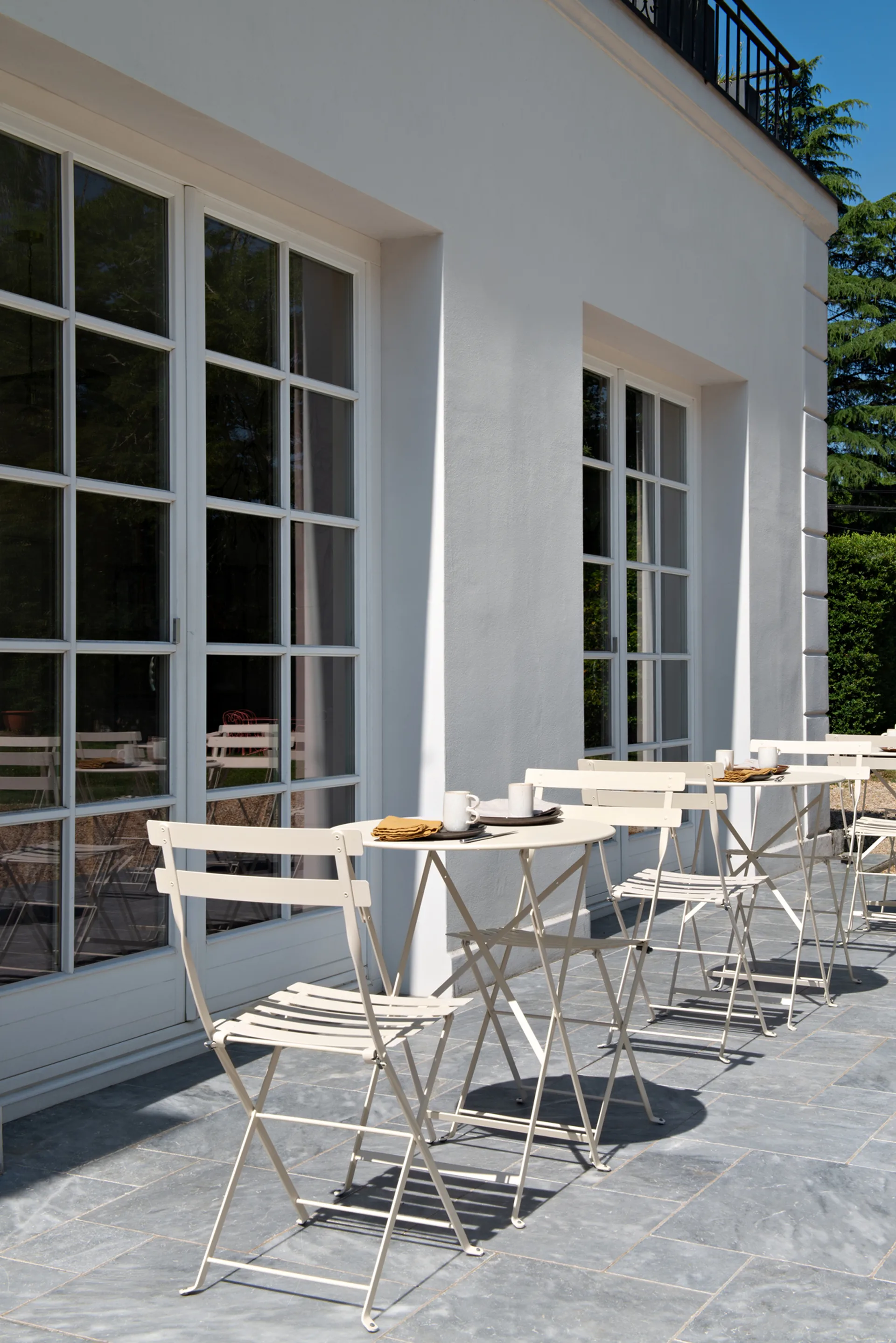 Bistro bord Ø117 cm + 4 stolar, Latte beige Fermob