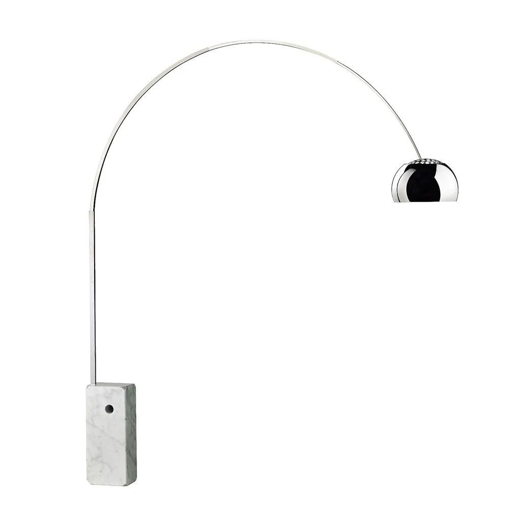 Arco golvlampa, Krom-fot av carraramarmor Flos