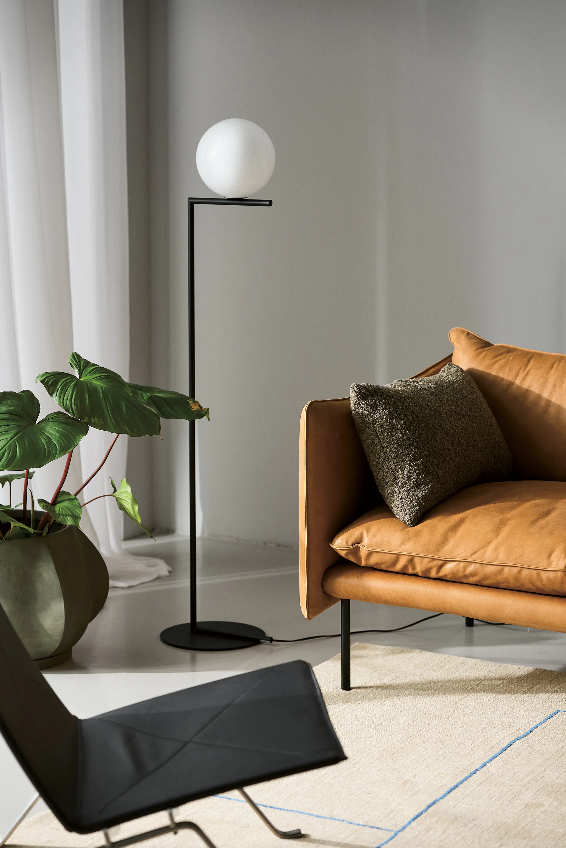 IC Lights F2 golvlampa, Svart-opal Flos