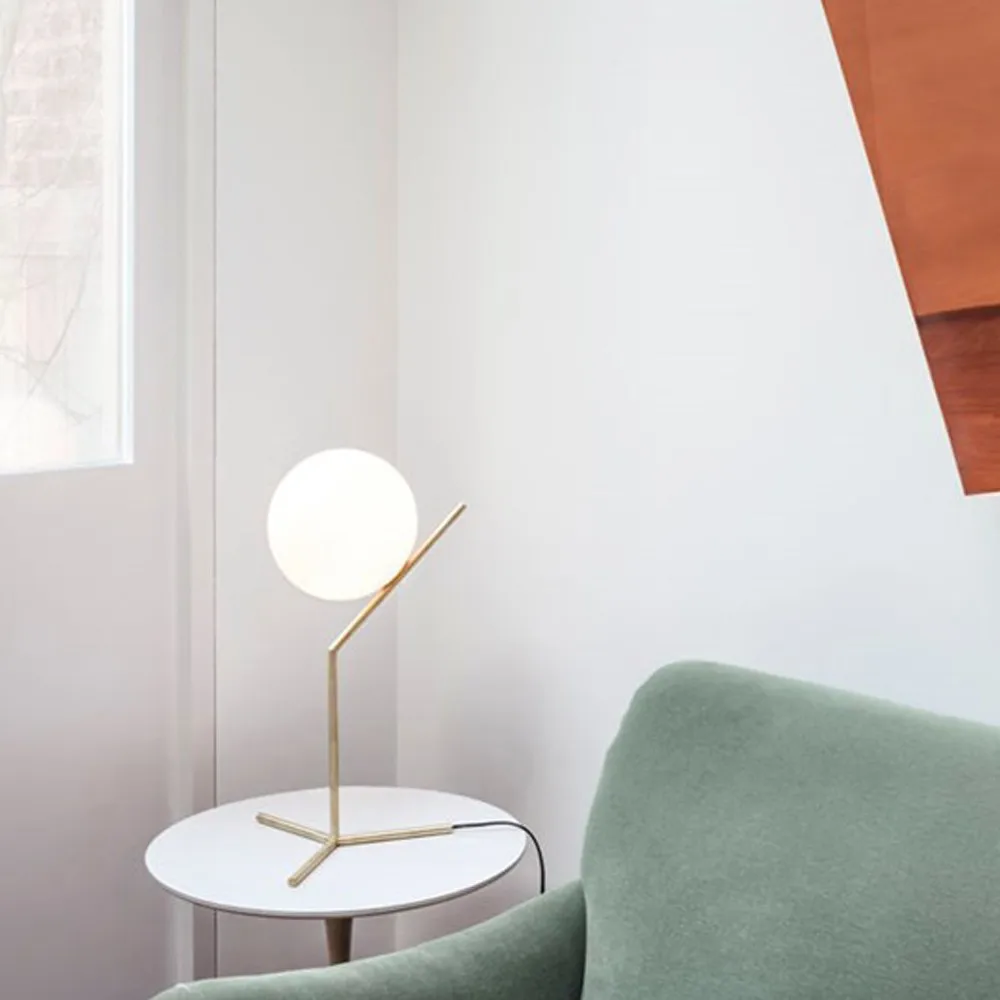 IC lights T2 bordslampa, Borstad mässing-opal Flos