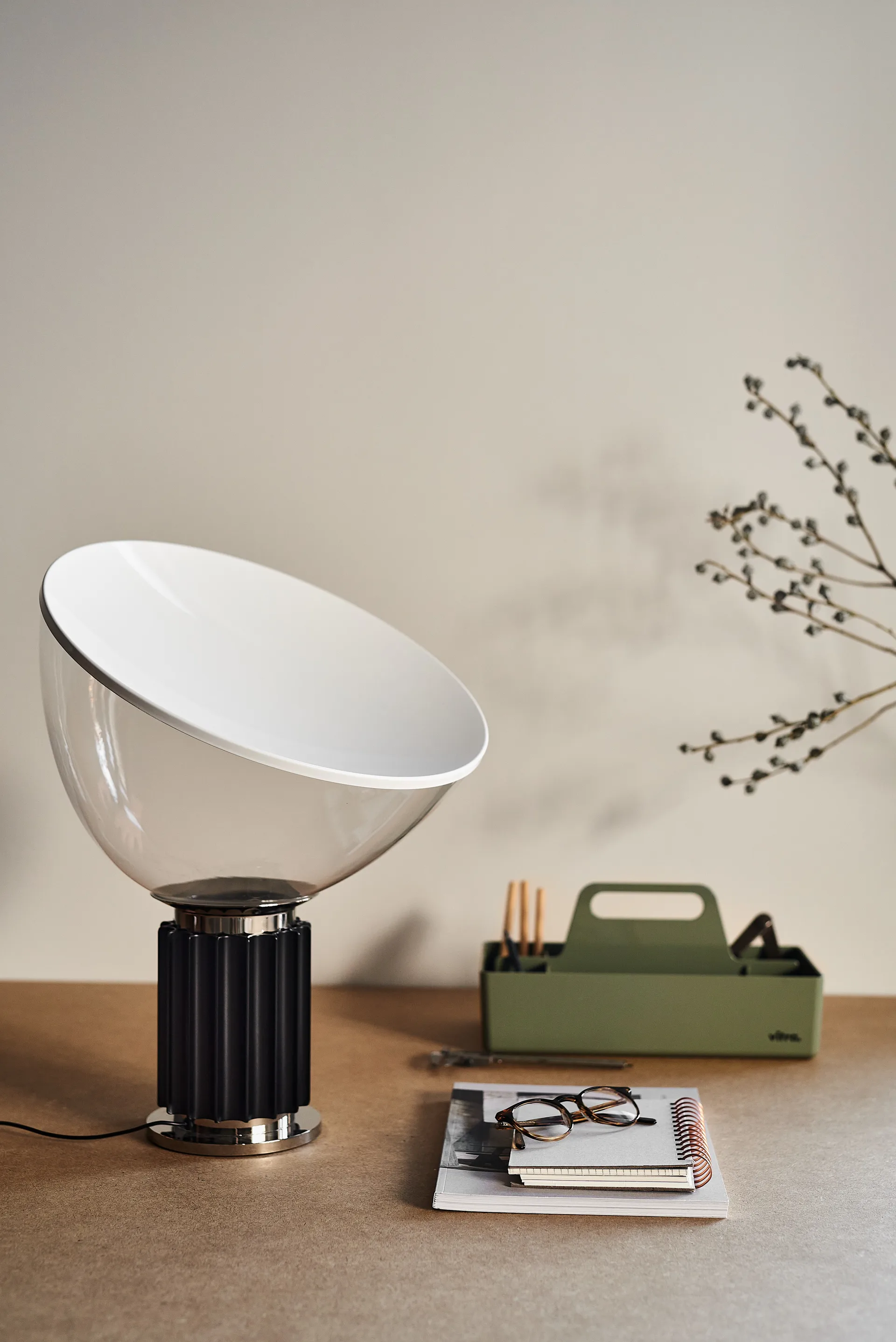Taccia Small bordslampa LED 48,5 cm, Svart-glaskupa Flos