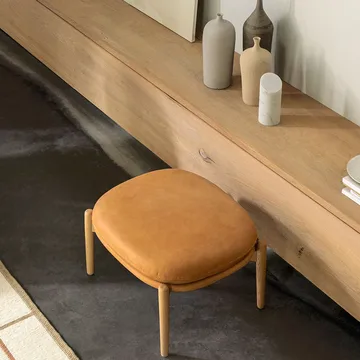 Embrace ottoman ekben - läder vintage cognac, lackad - Fogia