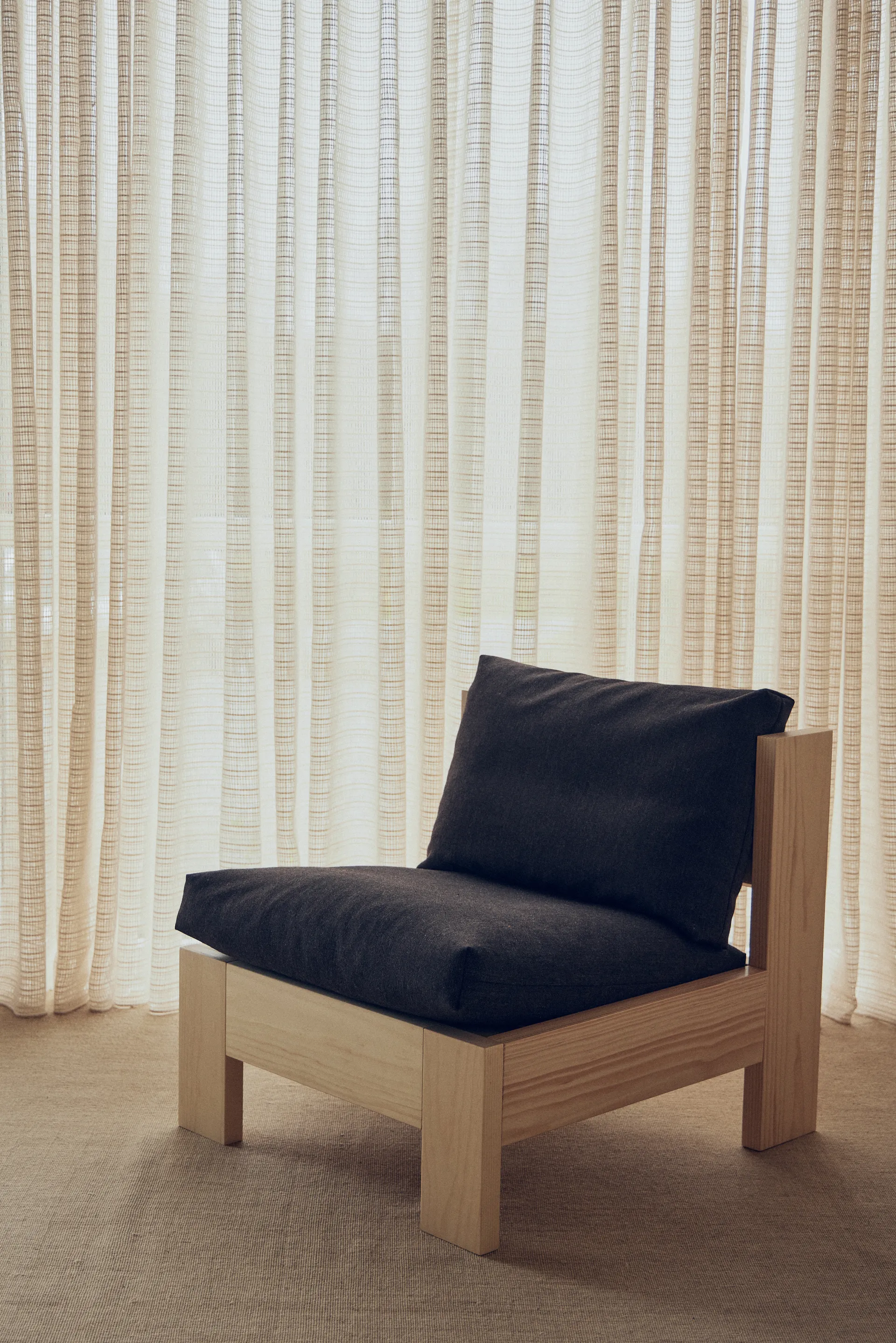 Icon loungestol, Technicolor 0370-furu Form & Refine
