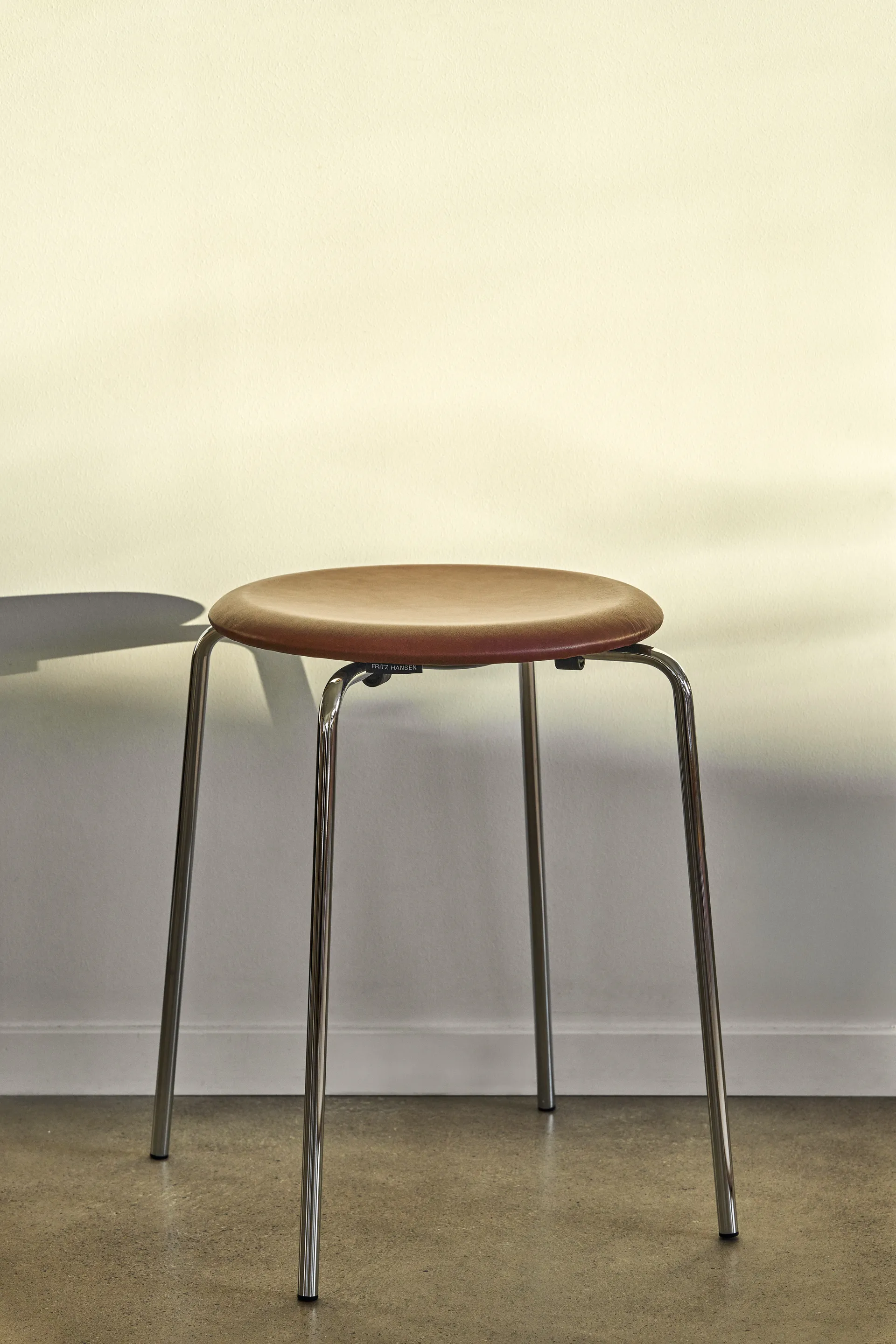 Dot pall läder, Chestnut Fritz Hansen