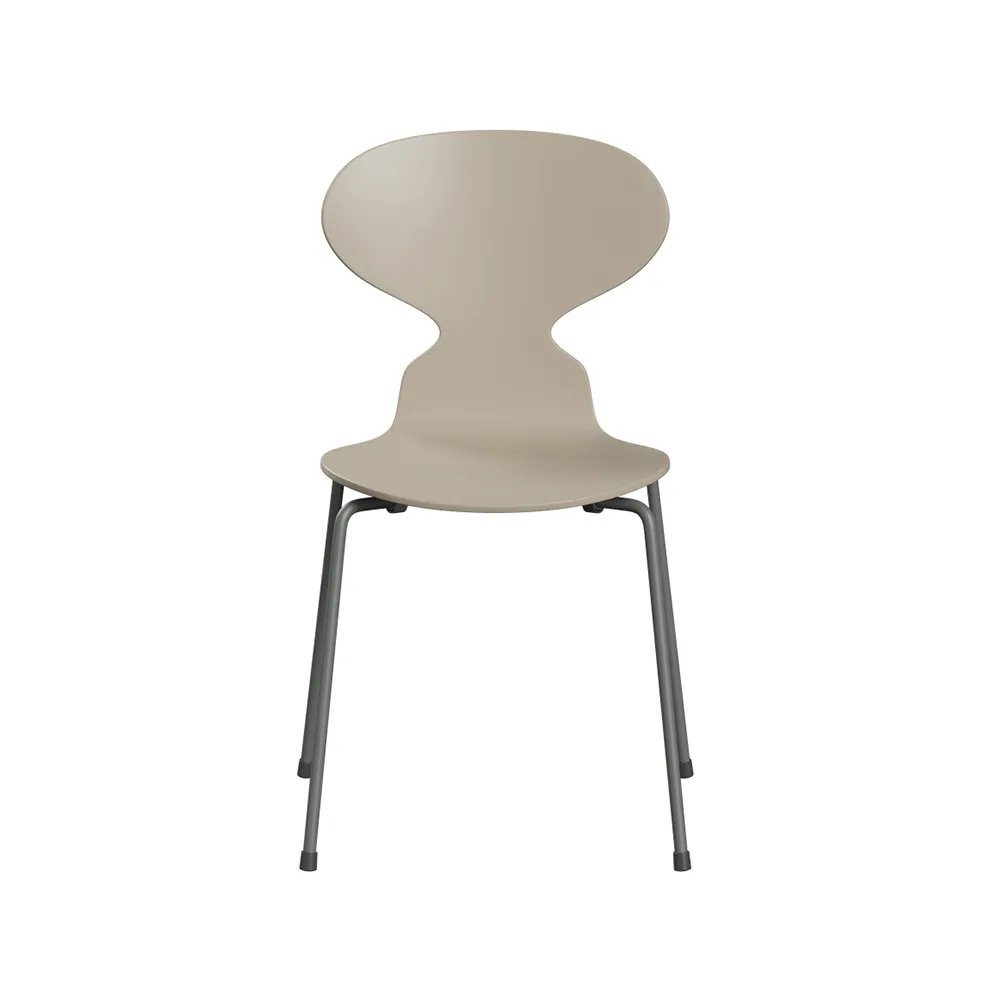 Myran 3101 stol, light beige, silvergrått stativ Fritz Hansen