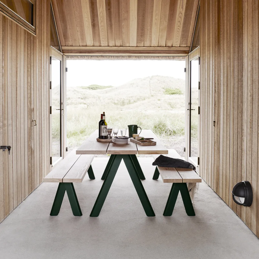Overlap bänk, cederträ, hunter green stativ Fritz Hansen