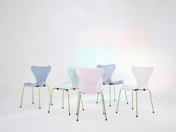 Sjuan 3107 7:14 AM stol - Green-rainbow - Fritz Hansen