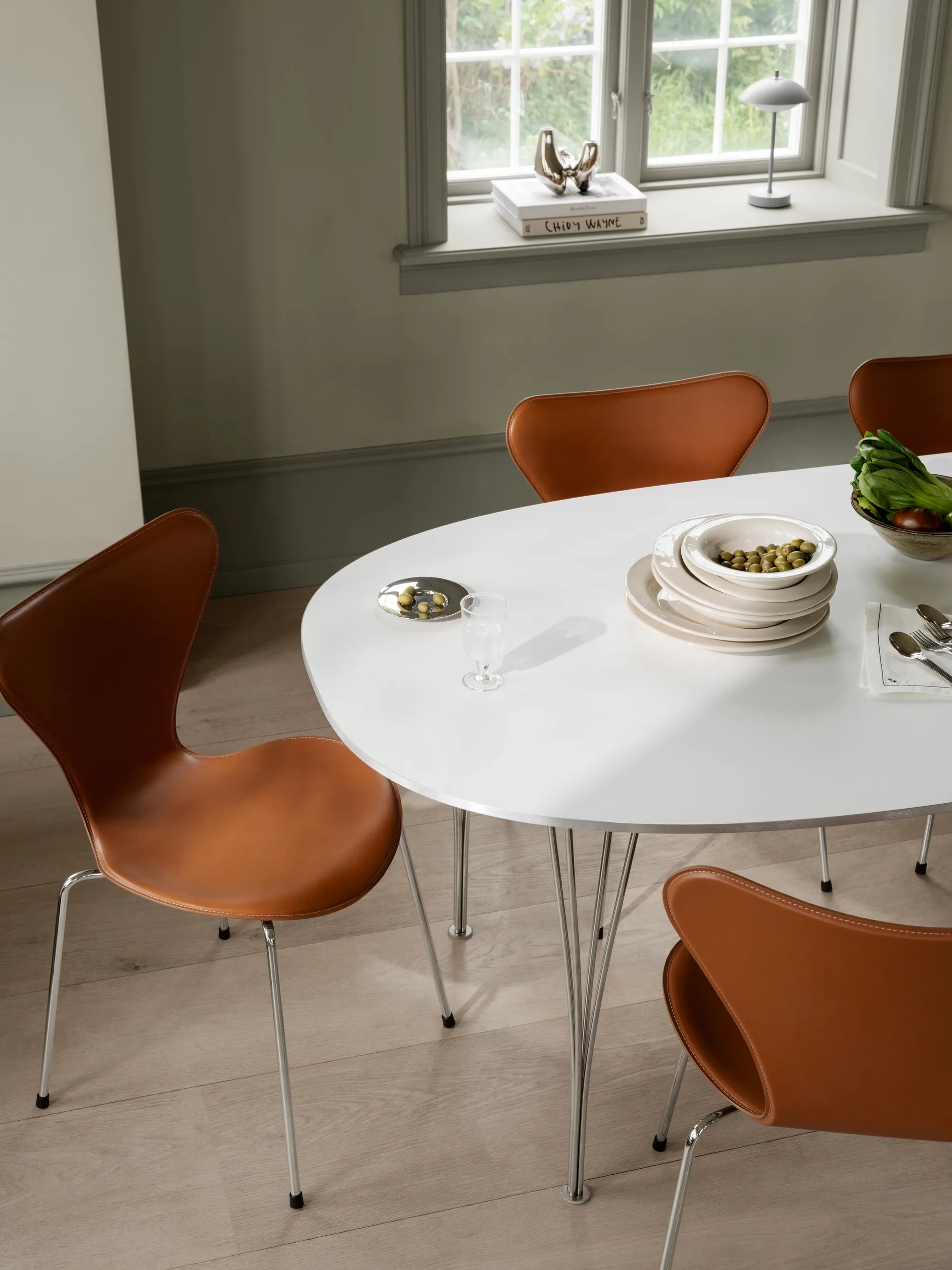 Sjuan Tailored stol, Harness Leather Saddle Brown-chrome Fritz Hansen