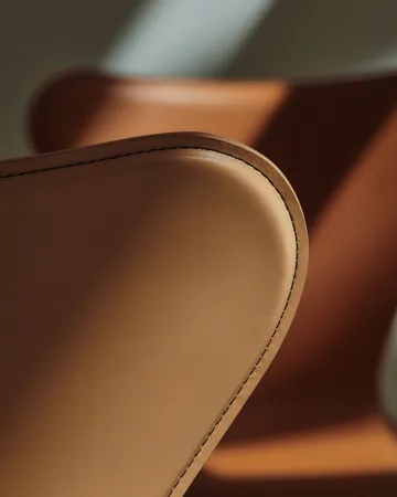Sjuan Tailored stol - Harness Leather Warm Ecru-chrome - Fritz Hansen