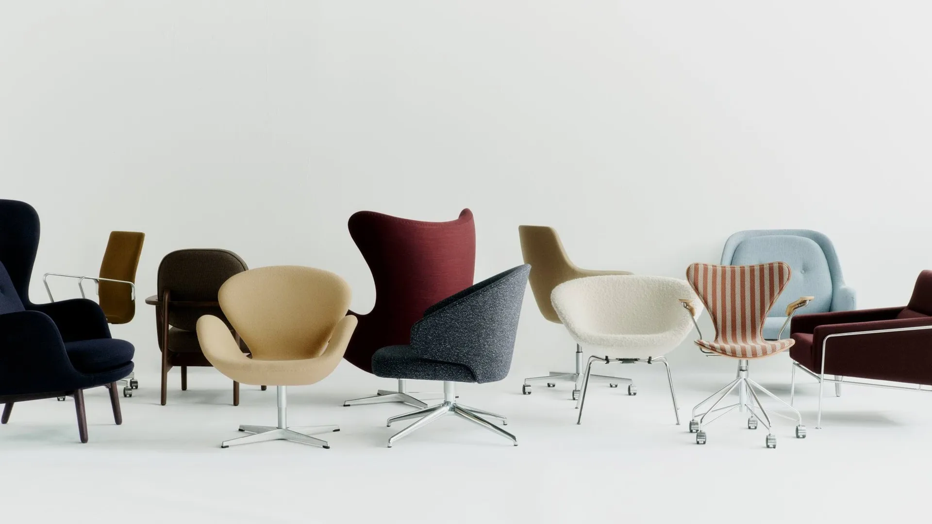 Svanen 3320 fåtölj, Hallingdal 103 Light grey-borstad aluminium Fritz Hansen