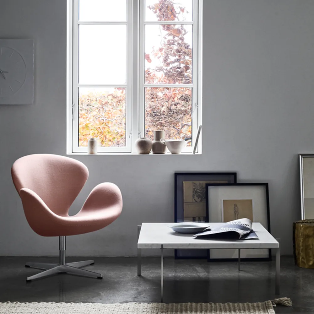 Svanen 3320 fåtölj, läder aura cognac, satinborstat rostfritt stålstativ Fritz Hansen