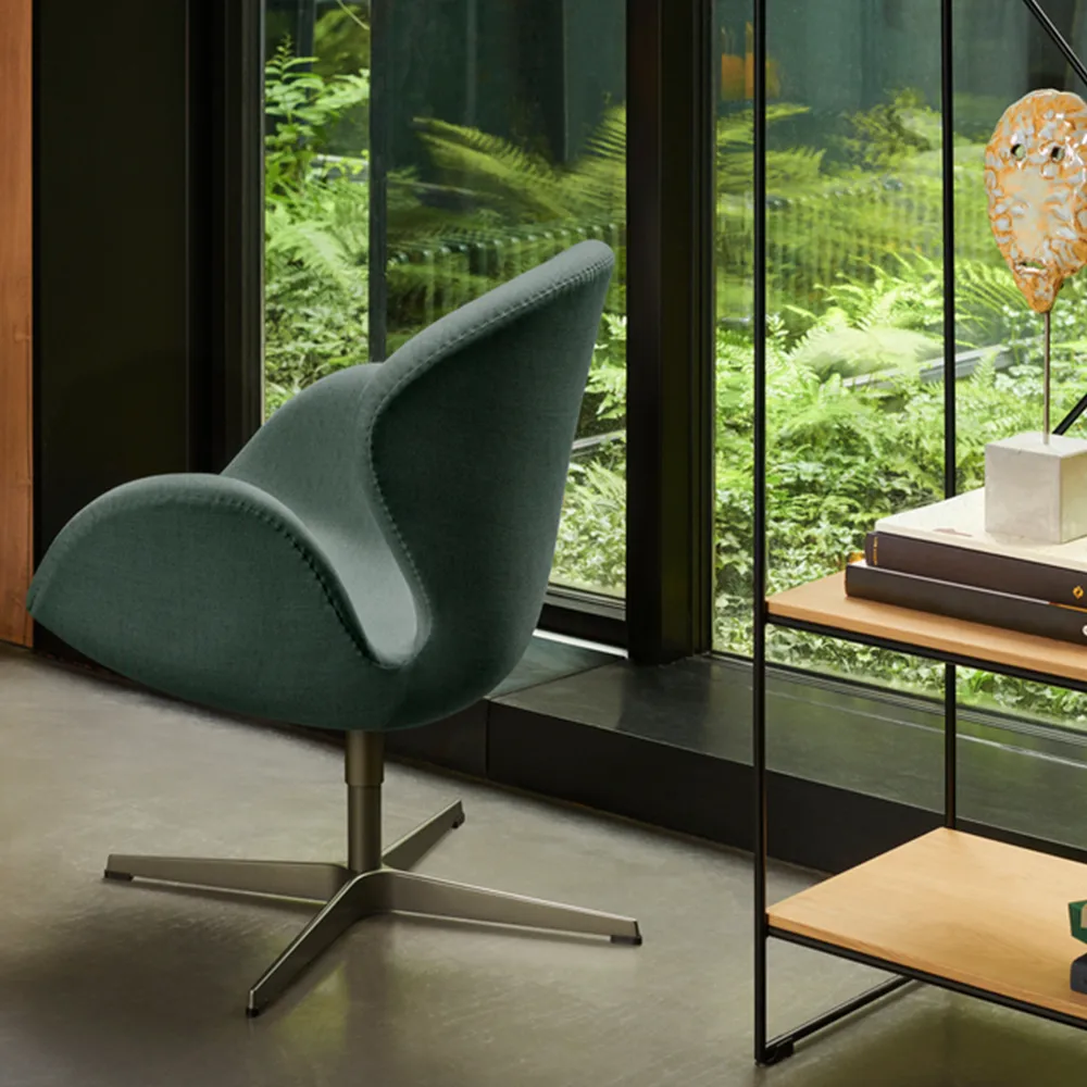 Svanen 3320 fåtölj, läder aura walnut, satinborstat rostfritt stålstativ Fritz Hansen