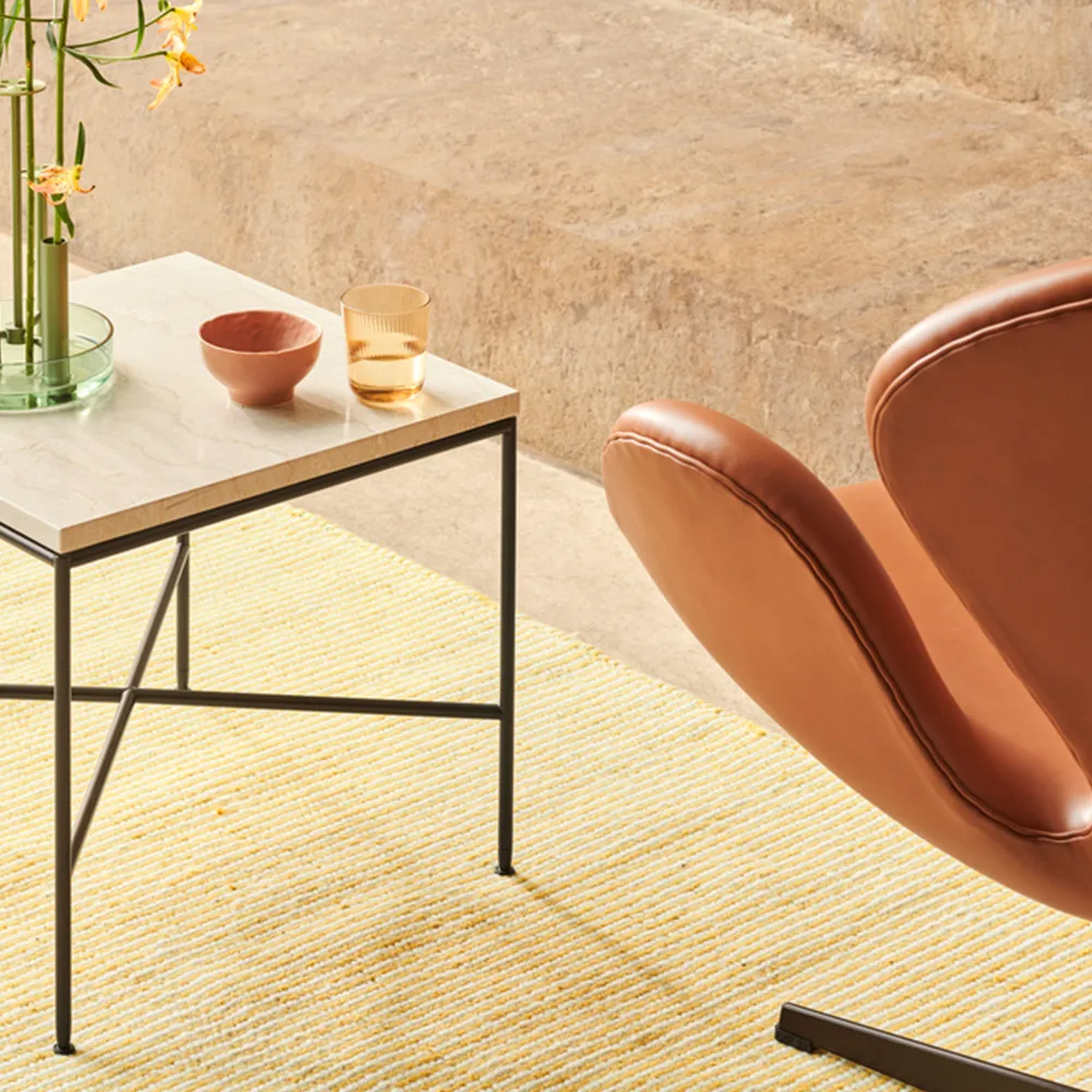 Svanen 3320 fåtölj, läder grace walnut, satinborstat rostfritt stålstativ Fritz Hansen